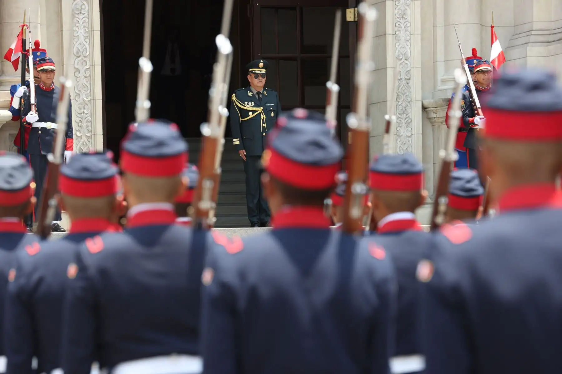 Tradicional cambio de guardia a cargo de la compañía Mariano Santos de la PNP. Foto: ANDINA/ Prensa Presidencia