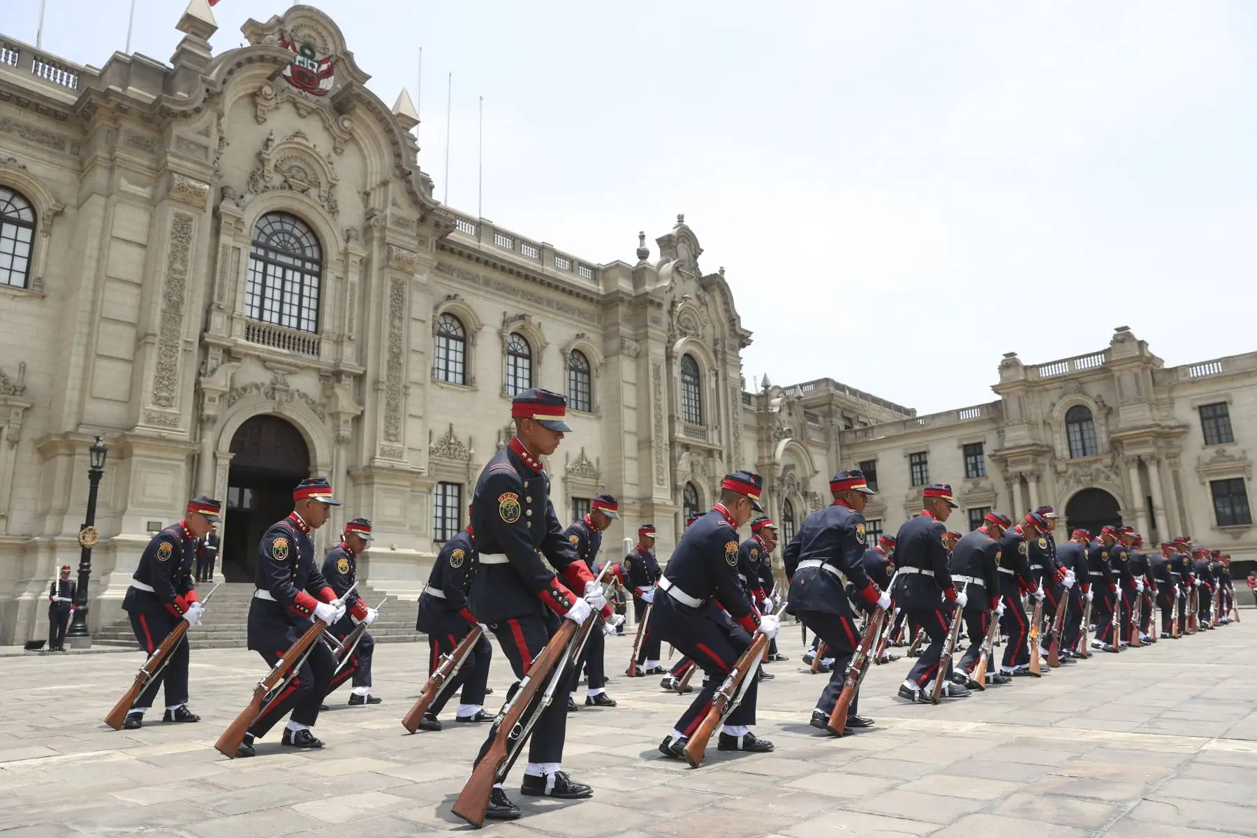 Tradicional cambio de guardia a cargo de la compañía Mariano Santos de la PNP. Foto: ANDINA/ Prensa Presidencia
