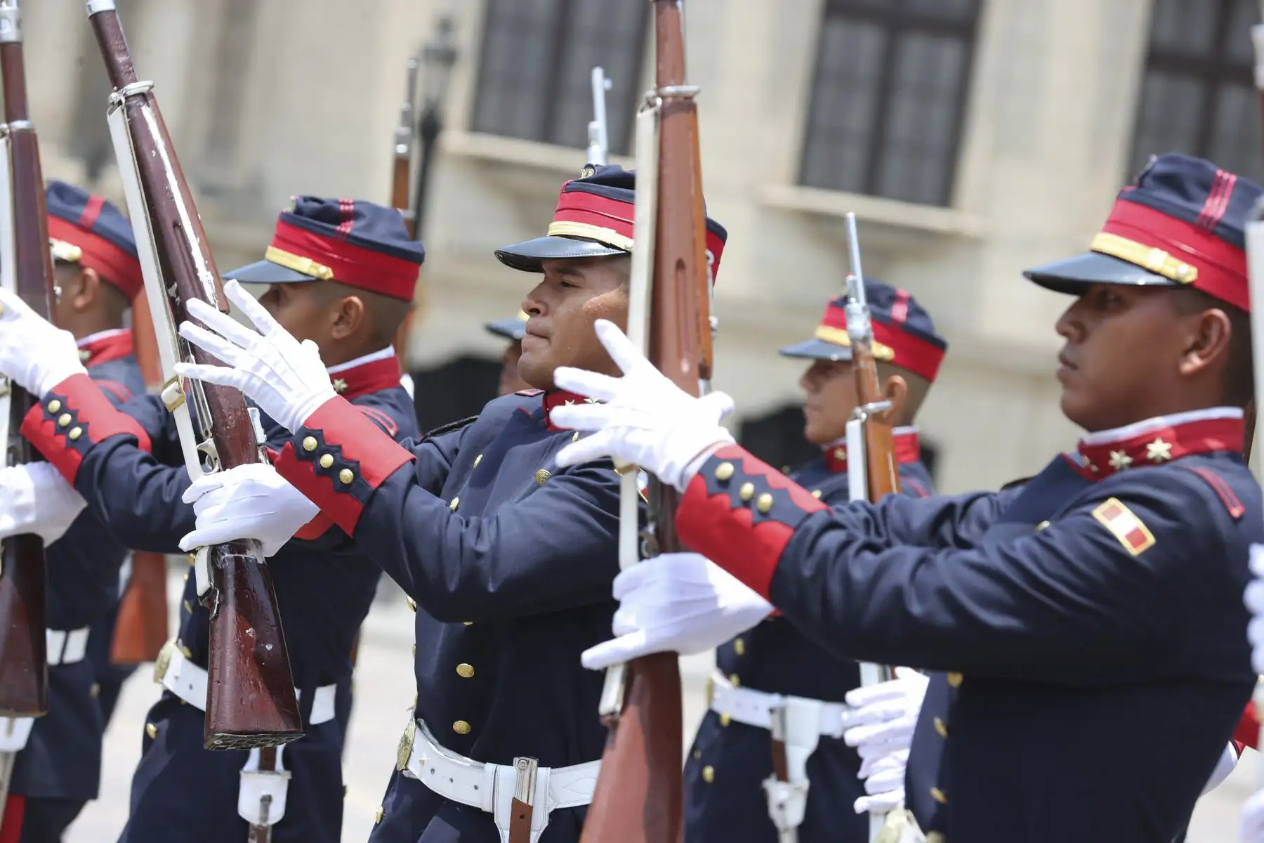 Tradicional cambio de guardia a cargo de la compañía Mariano Santos de la PNP. Foto: ANDINA/ Prensa Presidencia