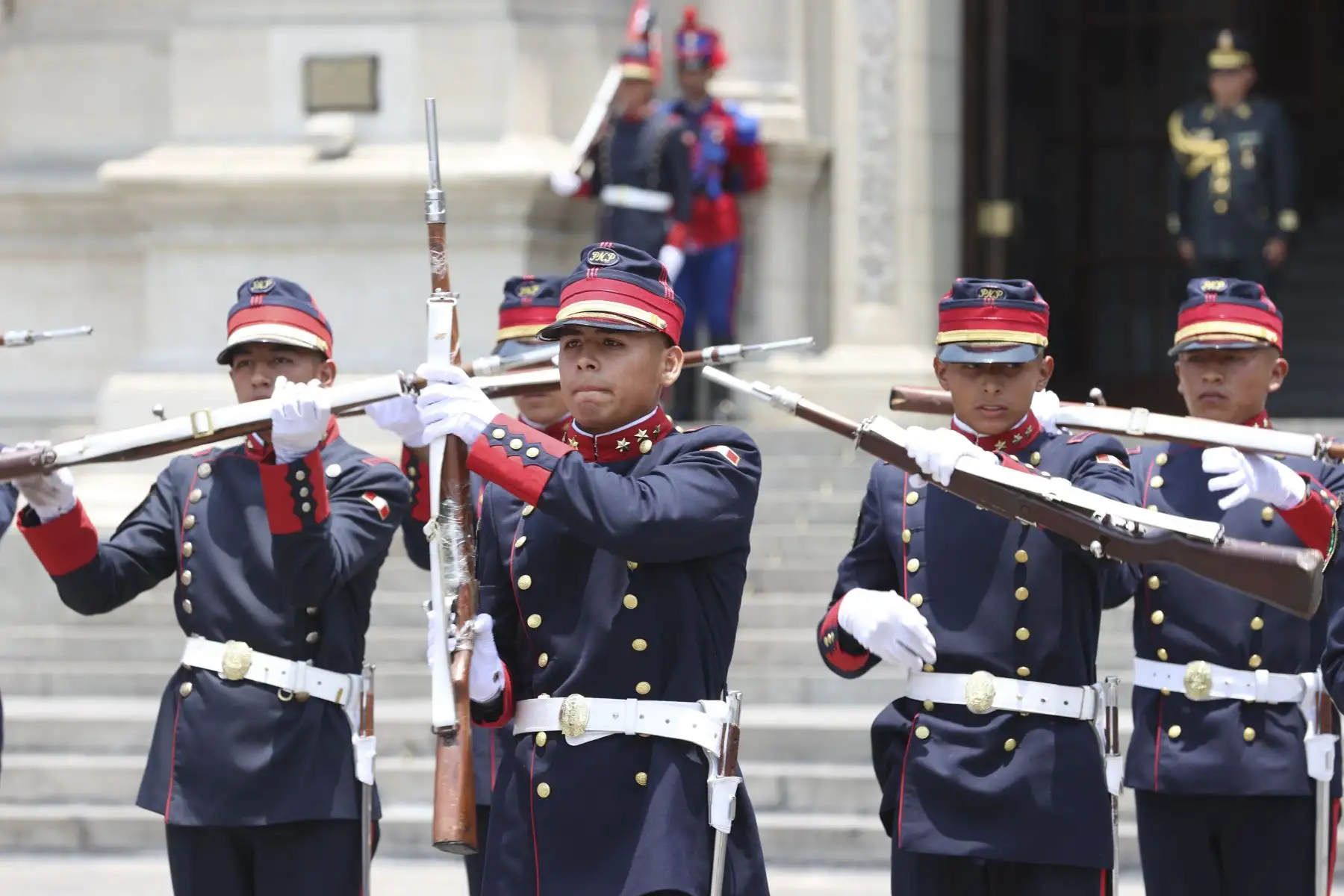 Tradicional cambio de guardia a cargo de la compañía Mariano Santos de la PNP. Foto: ANDINA/ Prensa Presidencia