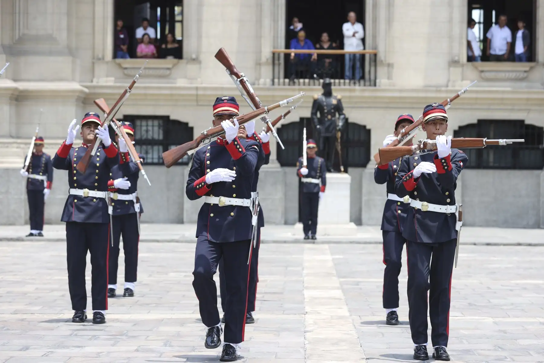 Tradicional cambio de guardia a cargo de la compañía Mariano Santos de la PNP. Foto: ANDINA/ Prensa Presidencia