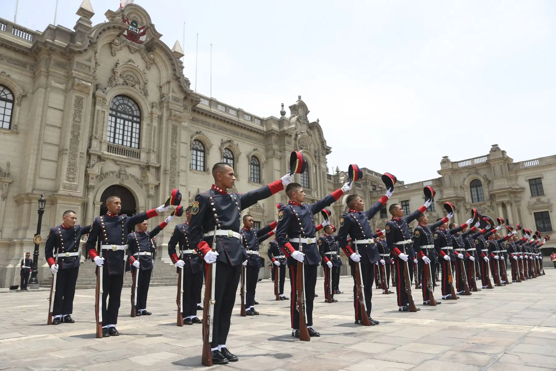 Tradicional cambio de guardia a cargo de la compañía Mariano Santos de la PNP. Foto: ANDINA/ Prensa Presidencia
