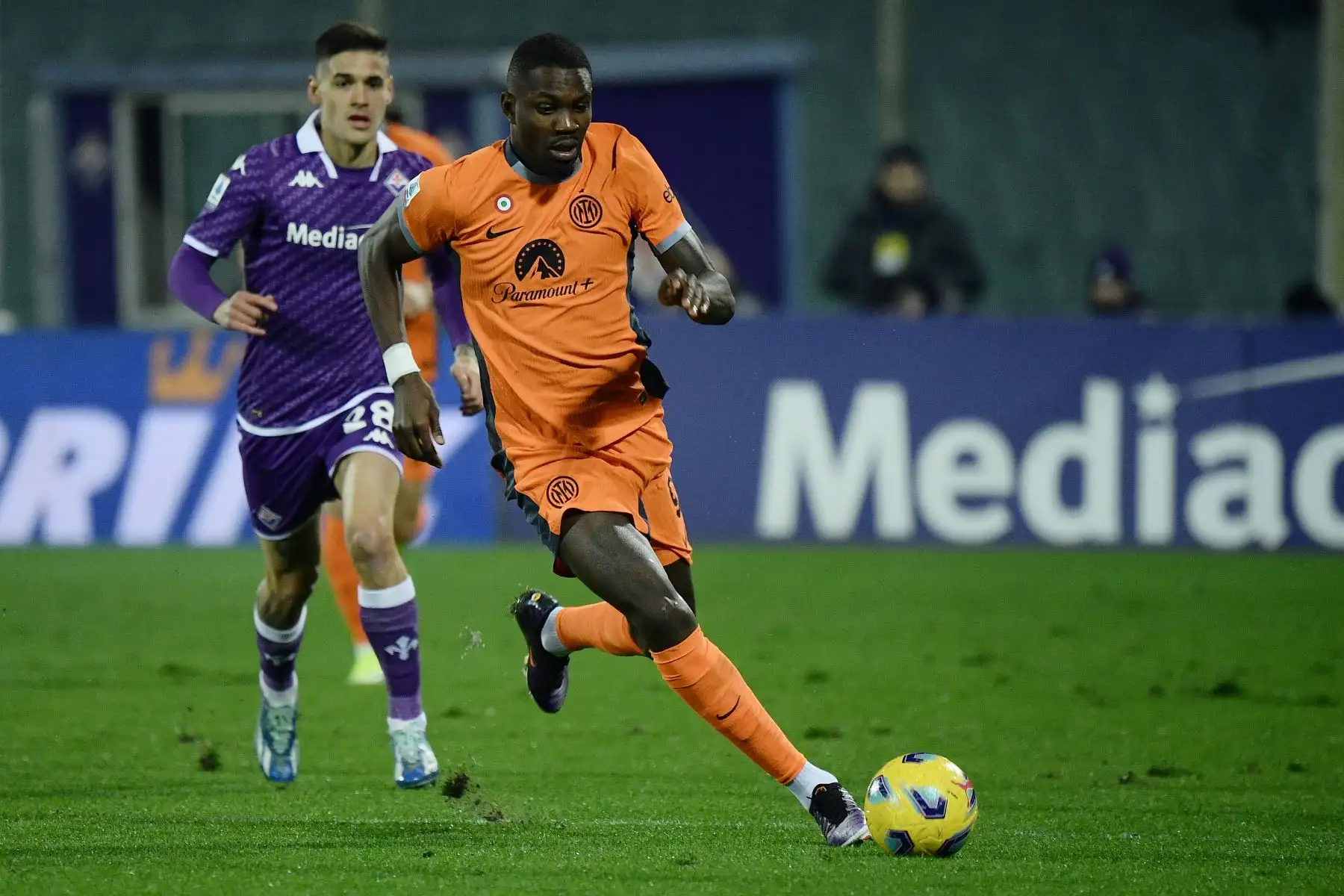 El delantero francés del Inter de Milán, Marcus Thuram lucha por el balón con el defensor argentino de la Fiorentina , Lucas Martínez Quarta durante el partido de fútbol de la Serie A italiana entre Fiorentina y el Inter de Milán en el estadio Artemio Franchi, en Florencia.
Foto: AFP