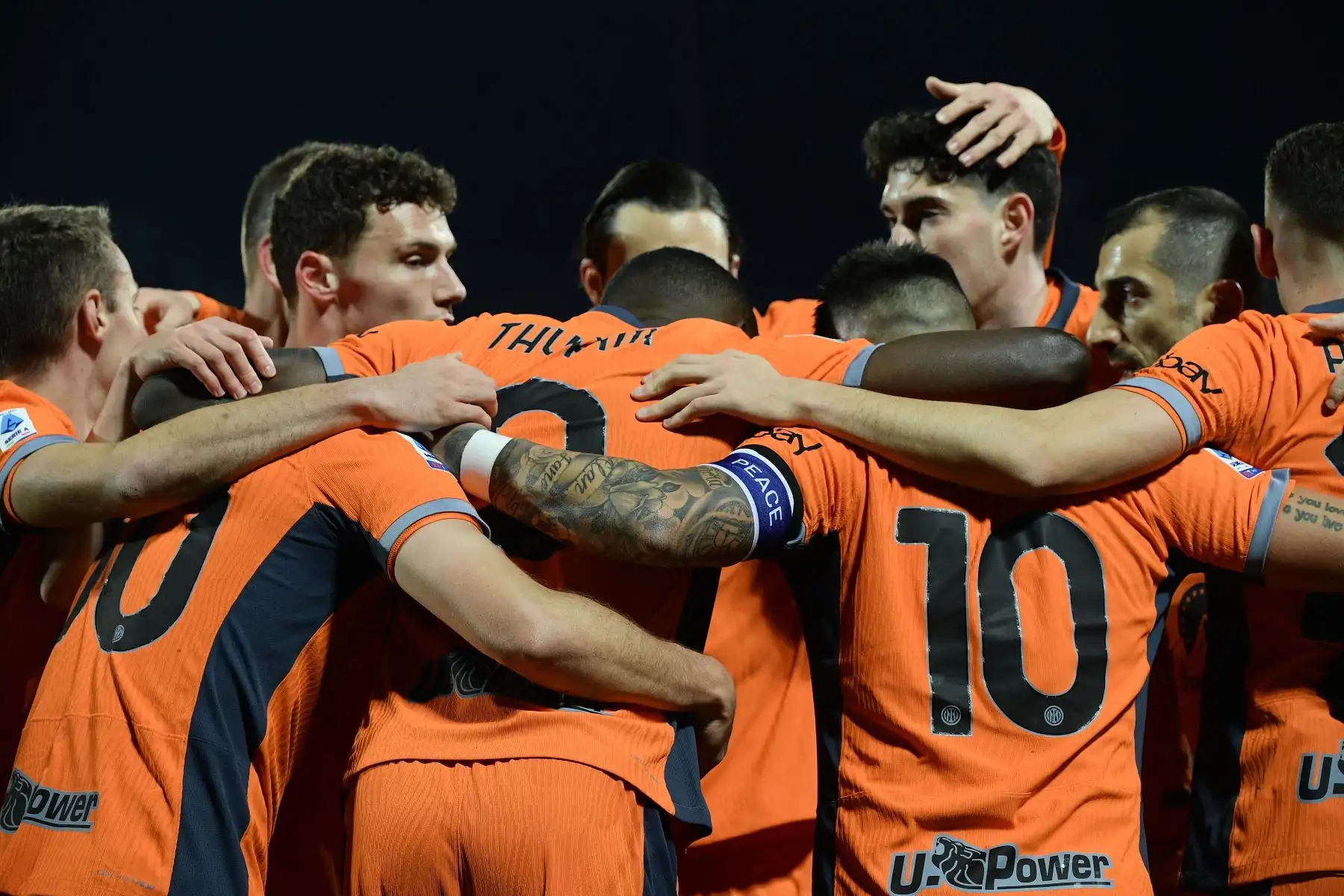 El delantero argentino del Inter de Milán, Lautaro Martínez, celebra con sus compañeros después de marcar el primer gol del equipo durante el partido de fútbol de la Serie A italiana entre Fiorentina e Inter de Milán en el estadio Artemio Franchi, en Florencia.
Foto: AFP
