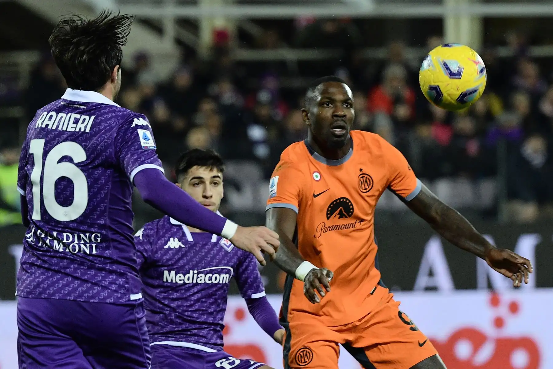 El delantero francés del Inter de Milán, Marcus Thuram lucha por el balón con el defensor italiano de la Fiorentina, Fabiano Parisi y el defensor italiano de la Fiorentina ,  Luca Ranieri durante el partido de fútbol de la Serie A italiana entre Fiorentina y el Inter de Milán en el estadio Artemio Franchi, en Florencia.
Foto: AFP