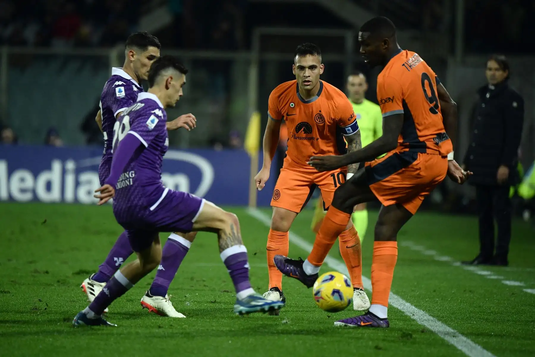 El delantero francés del Inter de Milán,  Marcus Thuram y el delantero argentino del Inter de Milán, Lautaro Martínez luchan por el balón con el defensor italiano de la Fiorentina, Davide Faraoni durante el partido de fútbol de la Serie A italiana entre Fiorentina e Inter de Milán en el estadio Artemio Franchi, en Florencia.
Foto: AFP