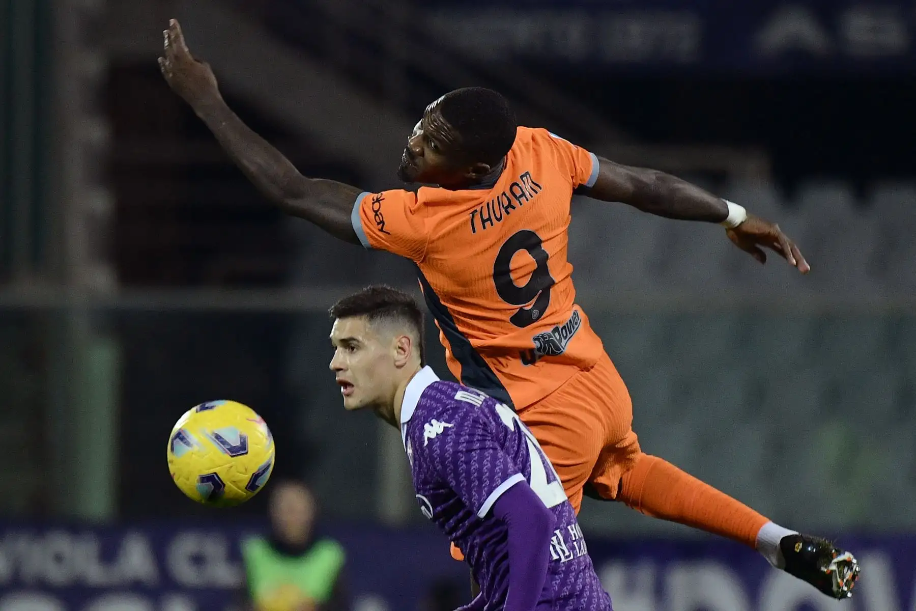 El delantero francés del Inter de Milán,  Marcus Thuram lucha por el balón con el defensor argentino de la Fiorentina, Lucas Martínez Quarta durante el partido de fútbol de la Serie A italiana entre Fiorentina e Inter de Milán en el estadio Artemio Franchi, en Florencia.
Foto: AFP