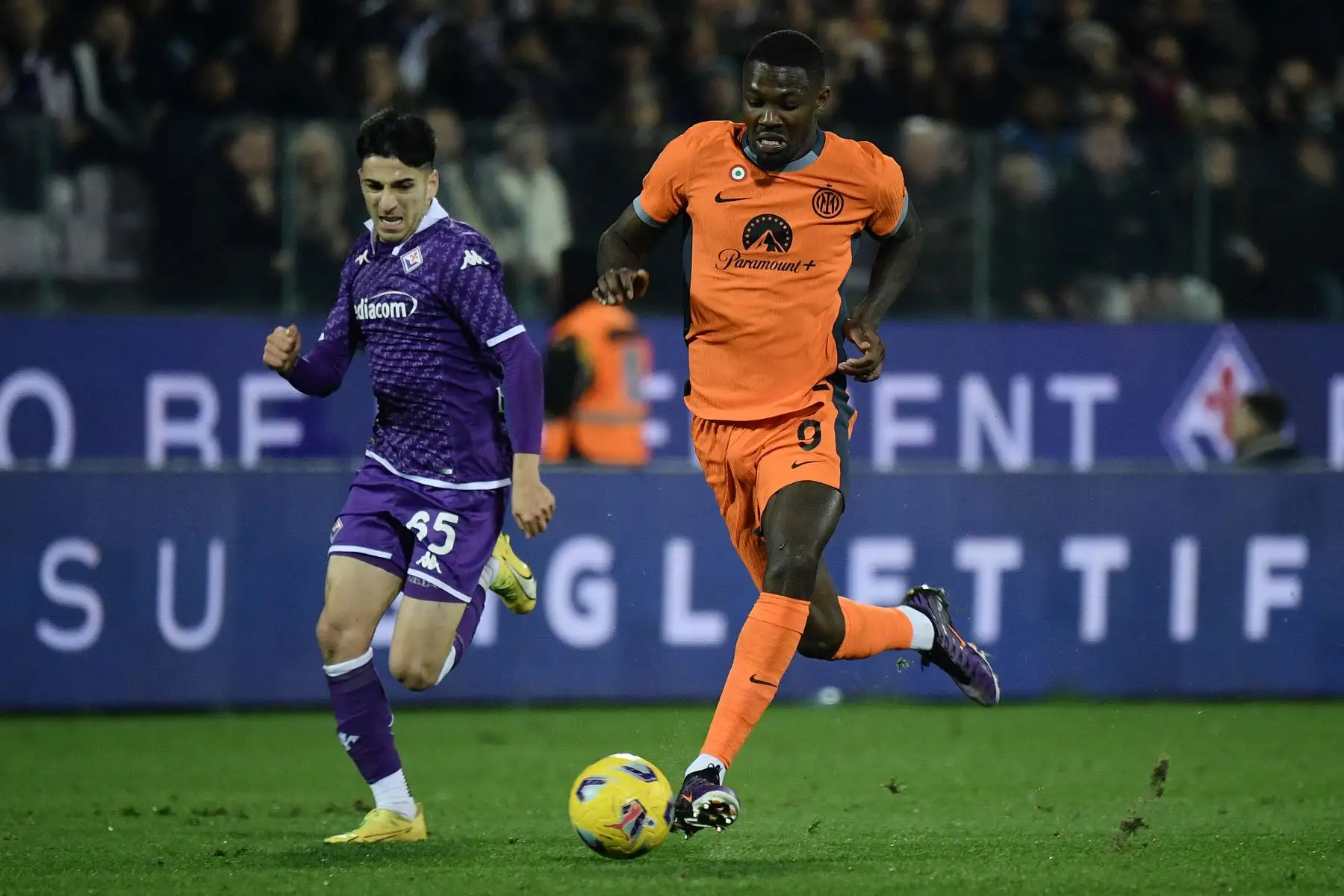 El delantero francés del Inter de Milán,  lucha por el balón con el defensor italiano de la Fiorentina, Fabiano Parisi durante el partido de fútbol de la Serie A italiana entre la Fiorentina y el Inter de Milán en el estadio Artemio Franchi, en Florencia.
Foto: AFP
