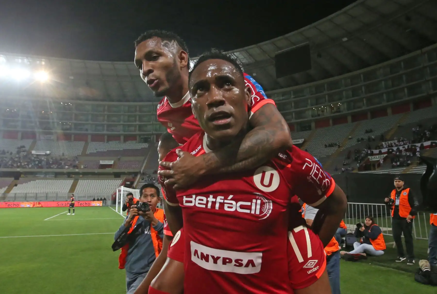 LIMA,PERÚ-NOVIEMBRE 23.Luis Tejada y Alberto Quinteros celebran triunfo de Universitario de Deportes 5-3 a Deportivo Municipal, en el Estadio Nacional. Foto: ANDINA/Jhony Laurente