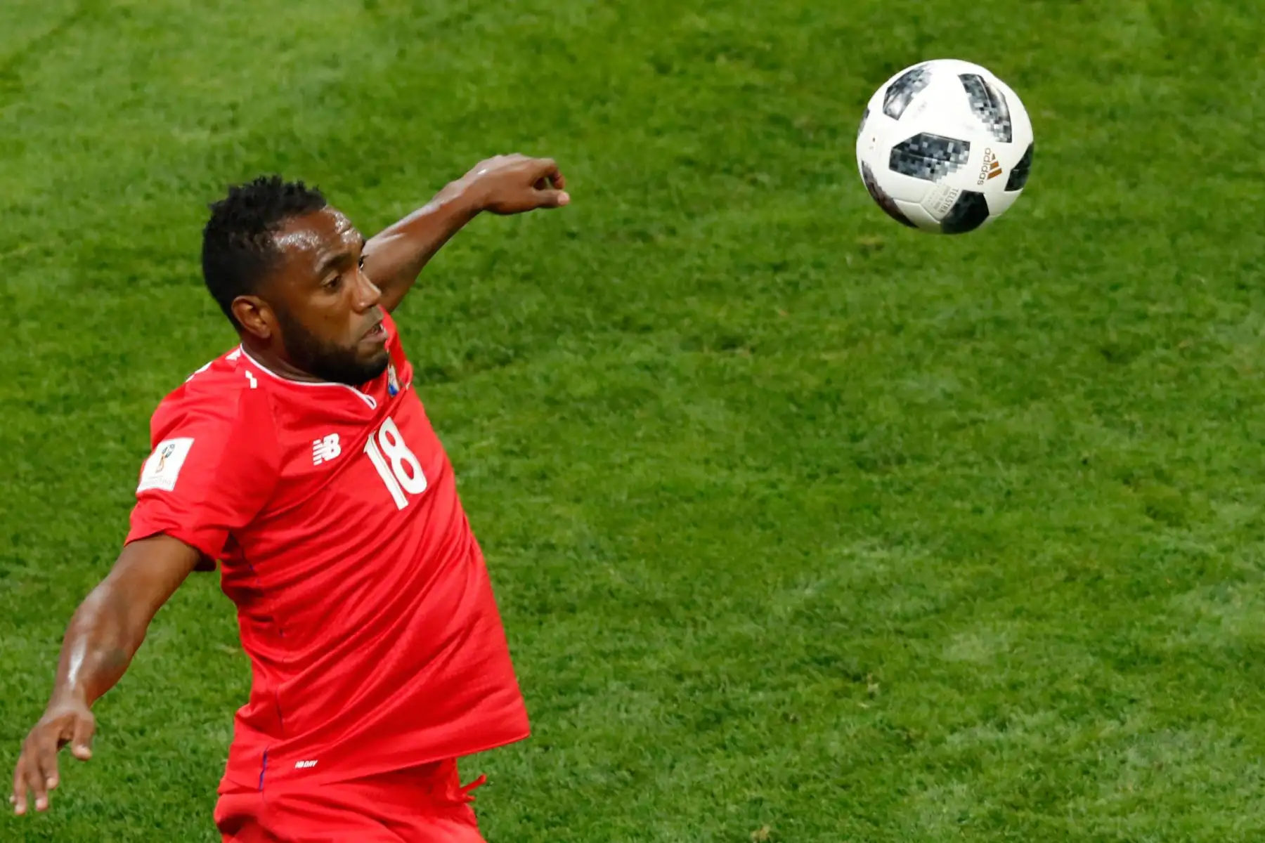 El delantero de Panamá Luis Tejada mira el balón durante el partido de fútbol del Grupo G de la Copa Mundial Rusia 2018 entre Panamá y Túnez en el Mordovia Arena en Saransk el 28 de junio de 2018.
Foto: AFP