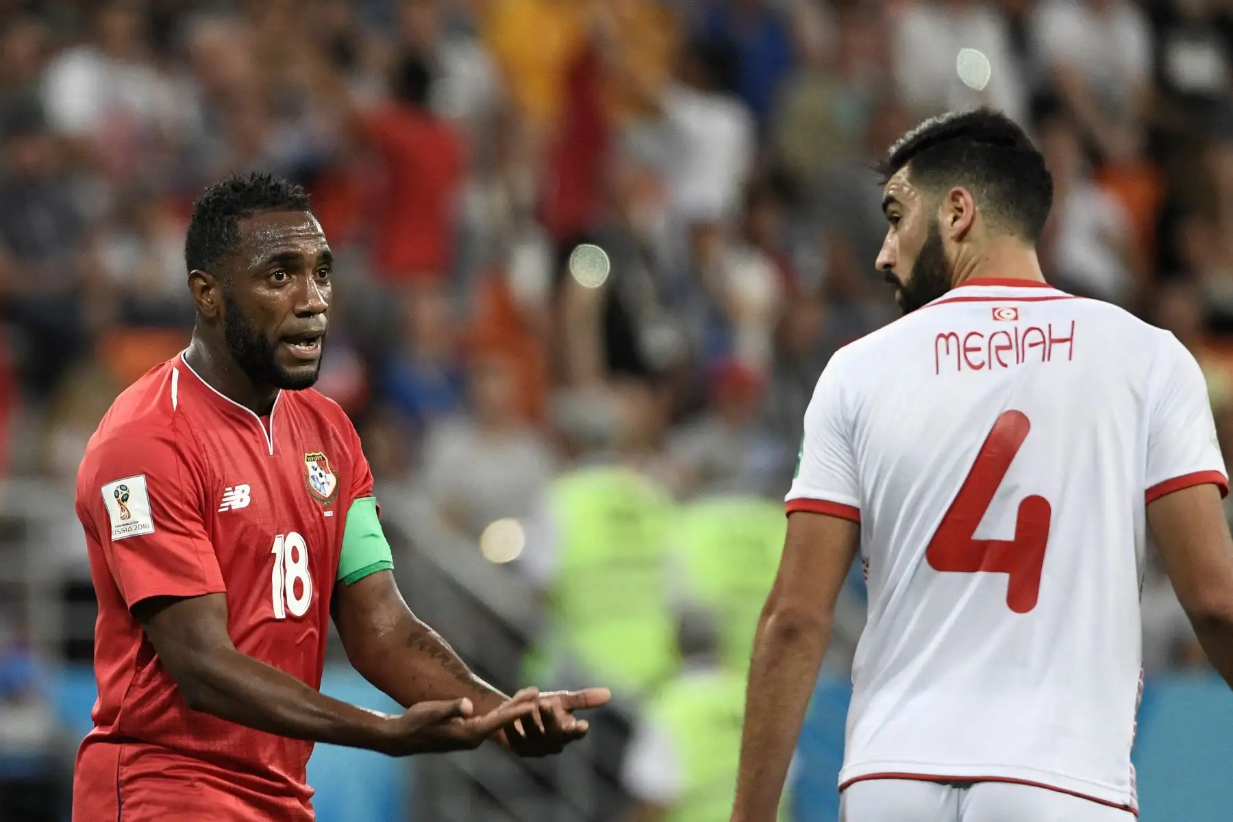 El delantero panameño Luis Tejada  hace gestos junto al defensor tunecino Yassin Meriah durante el partido de fútbol del Grupo G de la Copa Mundial Rusia 2018 entre Panamá y Túnez en el Mordovia Arena en Saransk el 28 de junio de 2018.
Foto: AFP