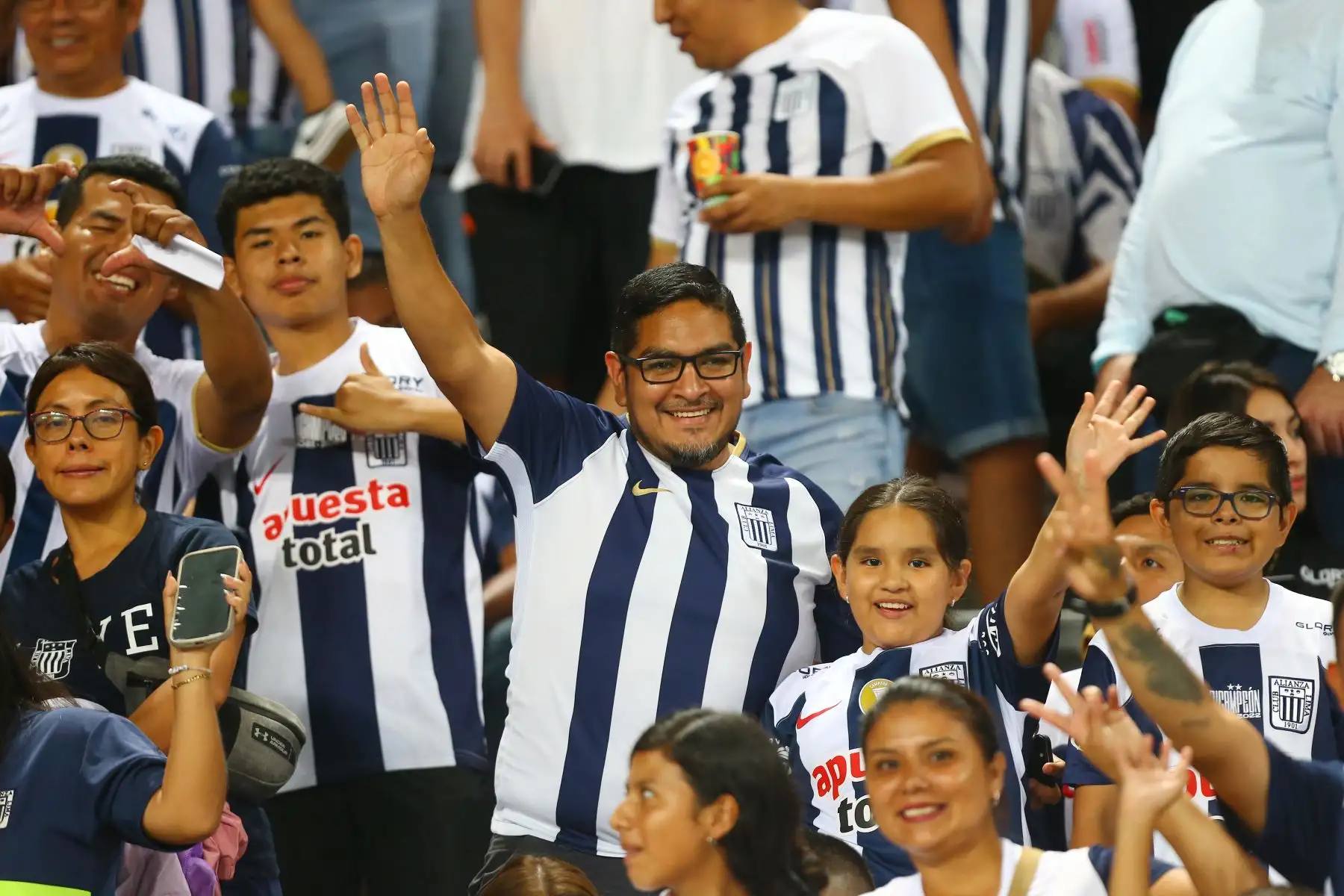 Hinchas de Alianza Lima alientan a su equipo que  se enfrenta al club César Vallejo por la fecha 1 de la Liga1 en el estadio Nacional de Lima. En la imagen, Hernán Barcos.
Foto: ANDINA/Eddy Ramos