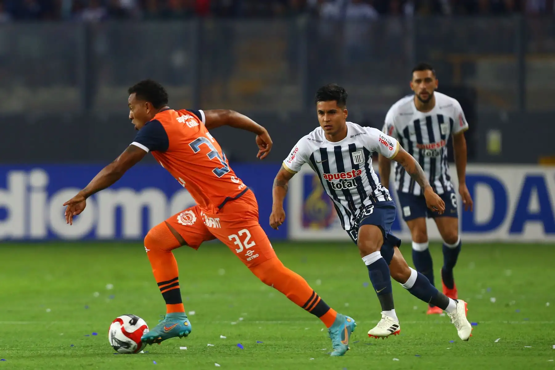 El jugador  de Alianza Lima, Ricardo Lagos disputa el balón ante jugador del club César Vallejo por la fecha 1 de la Liga1 en el estadio Nacional de Lima. 
Foto: ANDINA/Eddy Ramos