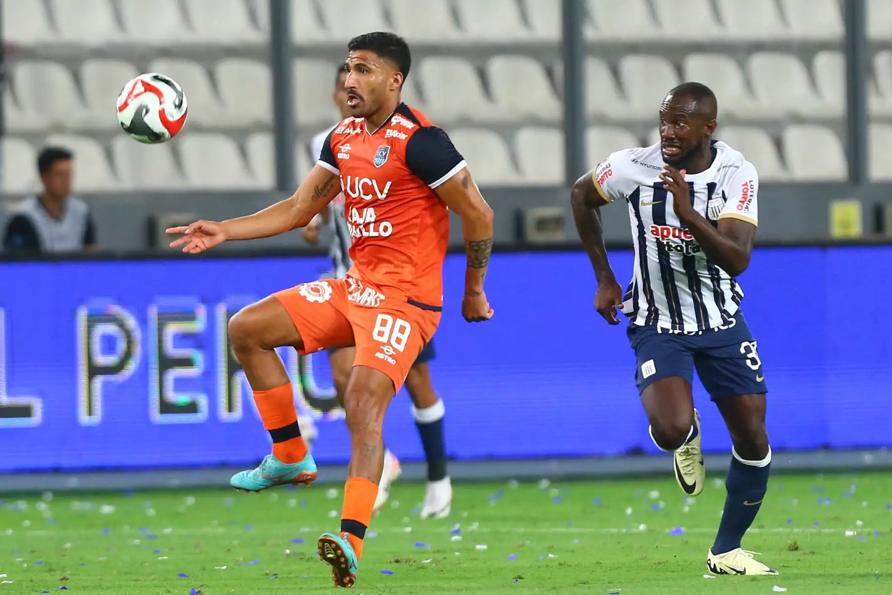 El jugador  de Alianza Lima, Josepmir Ballón disputa el balón ante jugador del club César Vallejo por la fecha 1 de la Liga1 en el estadio Nacional de Lima. 
Foto: ANDINA/Eddy Ramos