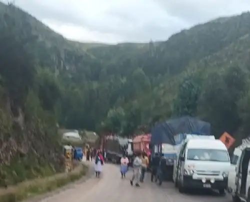 La crecida del río Pampas provocó el colapso de un puente provisional, bloqueando el tránsito en la vía Los Libertadores, a la altura del distrito de Vinchos, en Ayacucho. ANDINA/Difusión