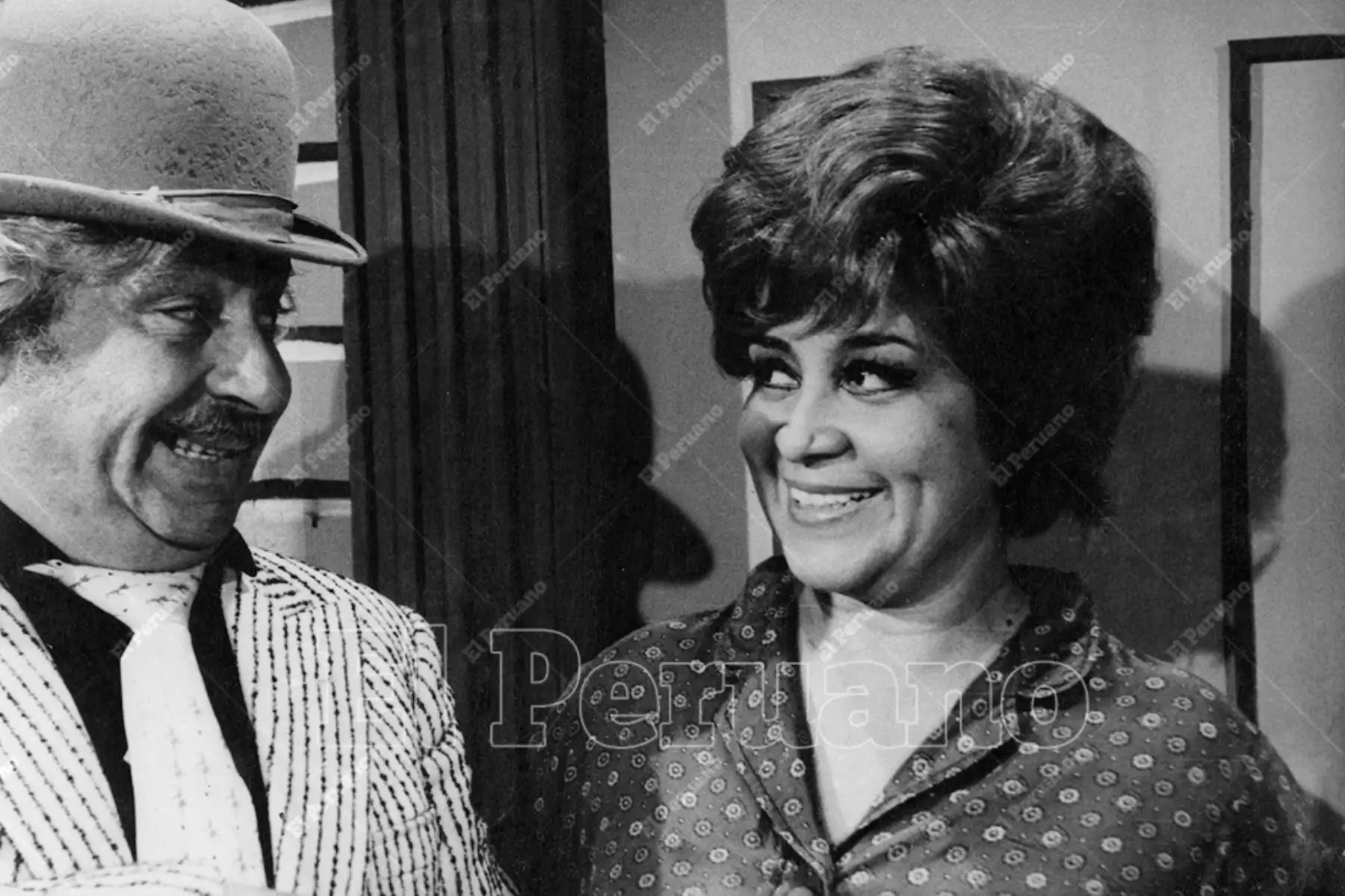 Lima - diciembre 1974 / La actriz Jesús Morales junto a Hugo Muñoz de Baratta "Moncheri", grandes valores del programa El Tornillo. Foto: Archivo Histórico de El Peruano