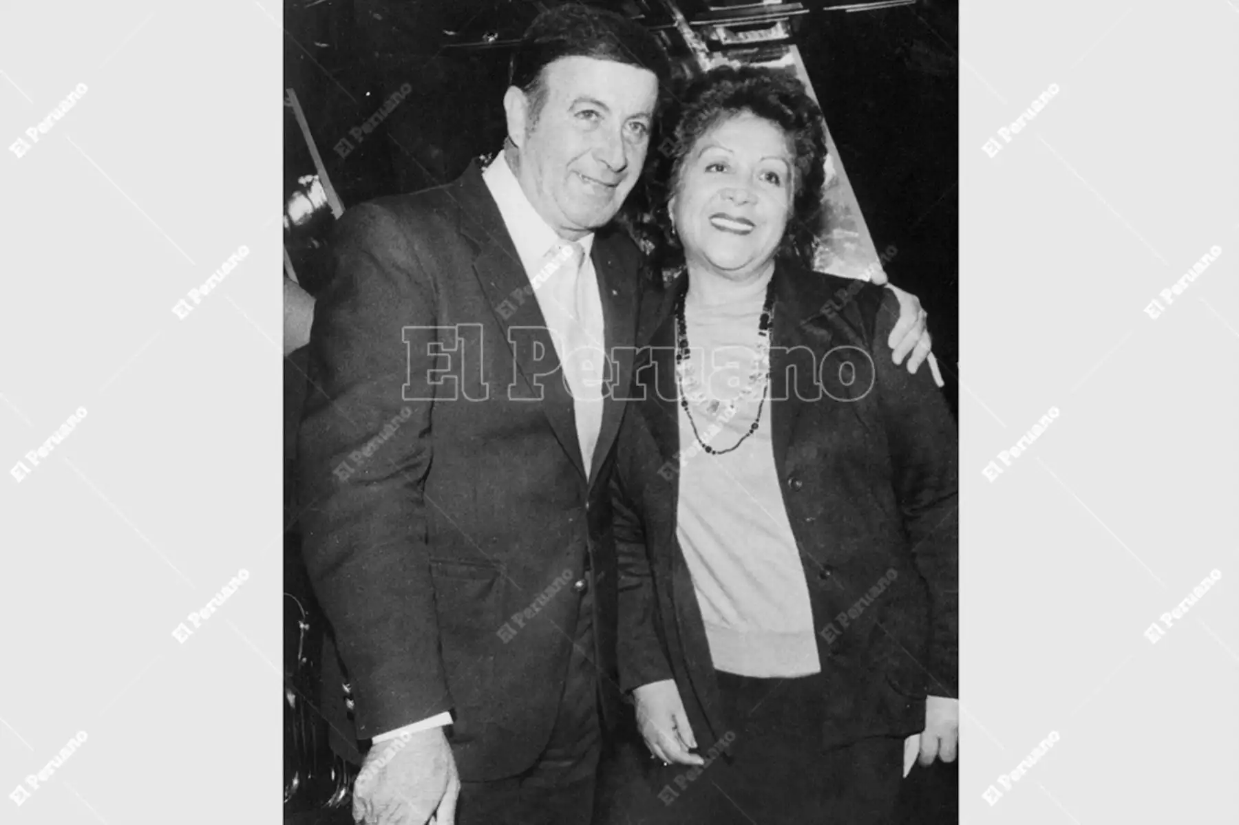 Lima - 16 junio 1988 / Feliz reencuentro de Antonio Salim "Roncayulo" y Jesús Morales "Doña Epidemia", personajes memorables de la televisión. Foto: Archivo Histórico de El Peruano / Bernardo Torres