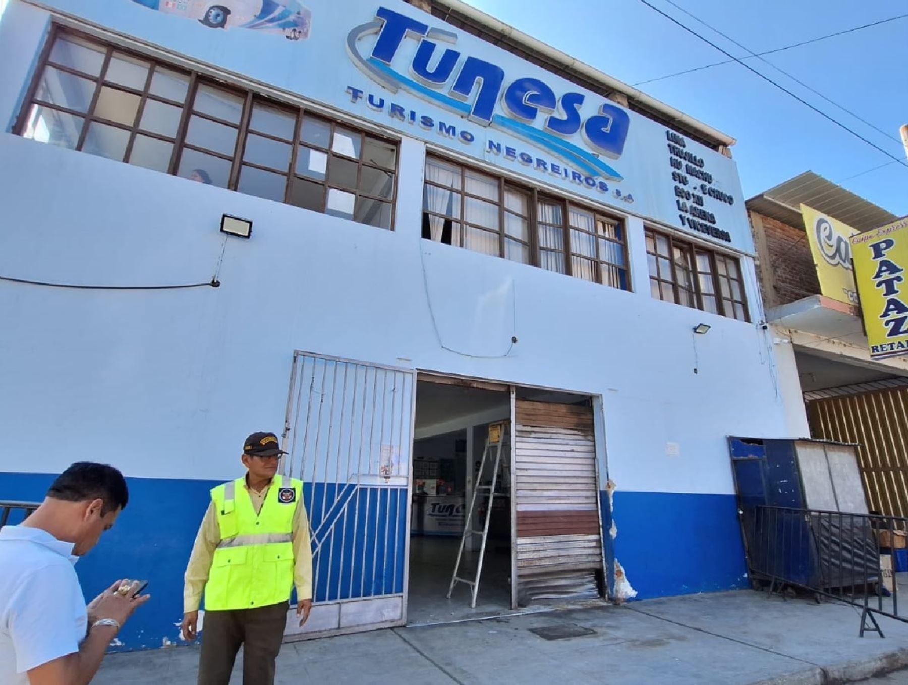 Un segundo atentado sufrió el local de la empresa de transportes Tunesa en Trujillo causando daños materiales.  Hace una semana una balacera provocado por sicarios causó la muerte de una estudiante de Enfermería. ANDINA/Difusión