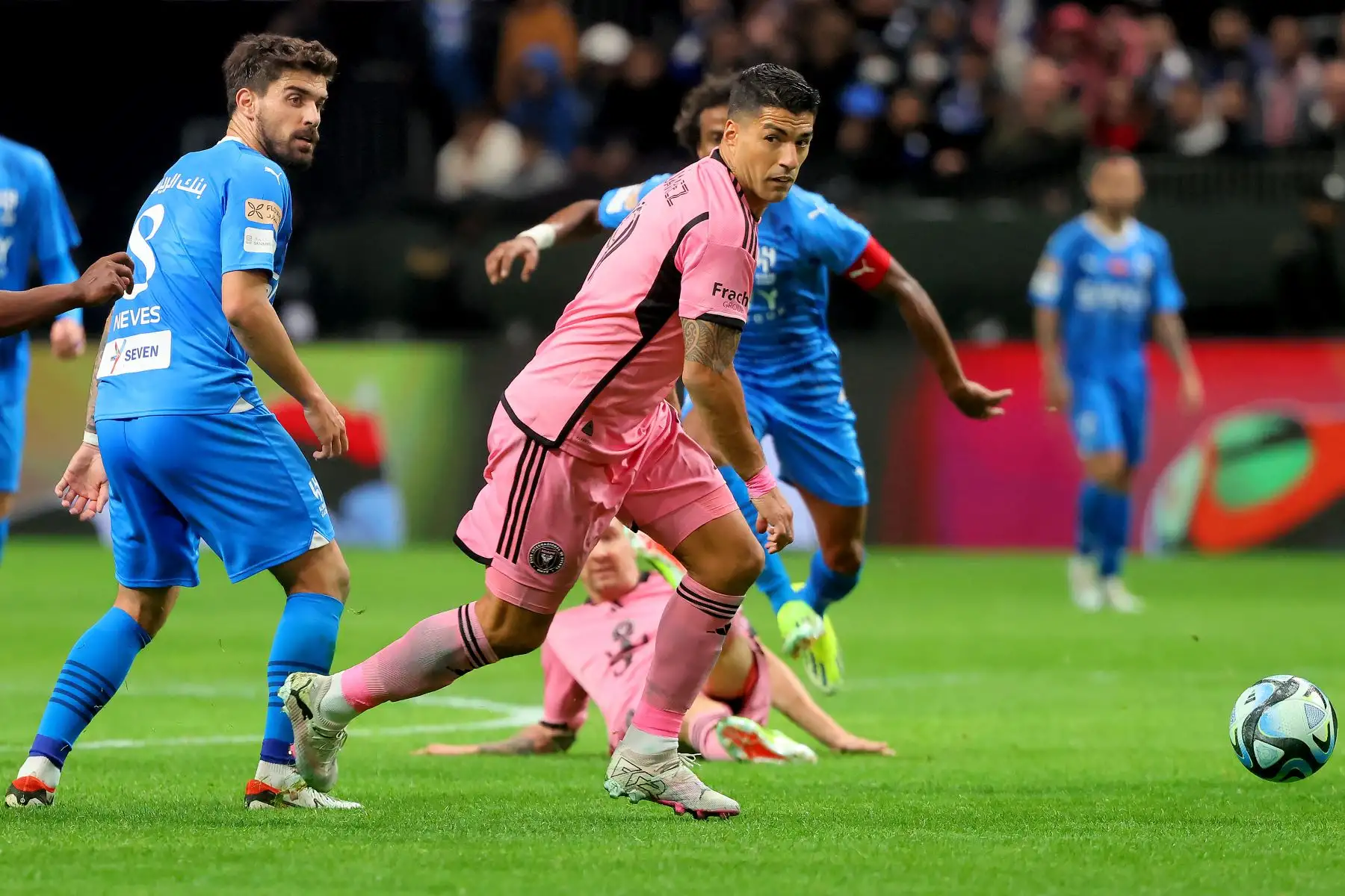 El delantero uruguayo #09 del Inter Miami, Luis Suárez, corre con el balón durante el partido amistoso de exhibición entre el al-Hilal SFC de Arabia Saudita y el Inter Miami CF de EE. UU. en el Kingdom Arena Stadium de Riad el 29 de enero de 2024.
Foto: AFP