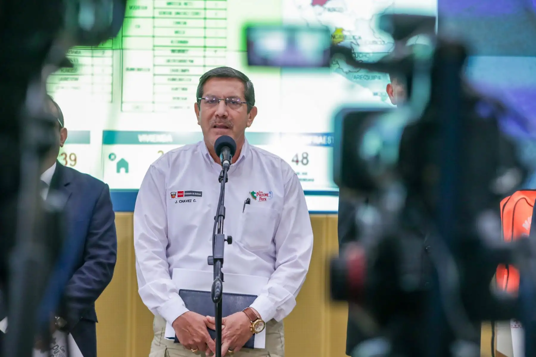 El premier Alberto Otárola, acompañado por los ministros de la carteras del Interior, Cultura, Interior, Defensa y Vivienda y Saneamiento, informó lo acordado y abordado en la sesión del Consejo de Ministros, que fue liderada por la presidenta Dina Boluarte en el COEN. En esta oportunidad se contó con la participación virtual de gobernadores regionales y alcaldes de provincias afectadas por lluvias.
Foto: ANDINA/PCM