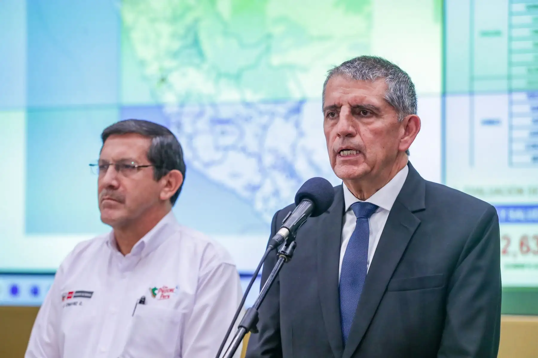 El premier Alberto Otárola, acompañado por los ministros de la carteras del Interior, Cultura, Interior, Defensa y Vivienda y Saneamiento, informó lo acordado y abordado en la sesión del Consejo de Ministros, que fue liderada por la presidenta Dina Boluarte en el COEN. En esta oportunidad se contó con la participación virtual de gobernadores regionales y alcaldes de provincias afectadas por lluvias.
Foto: ANDINA/PCM