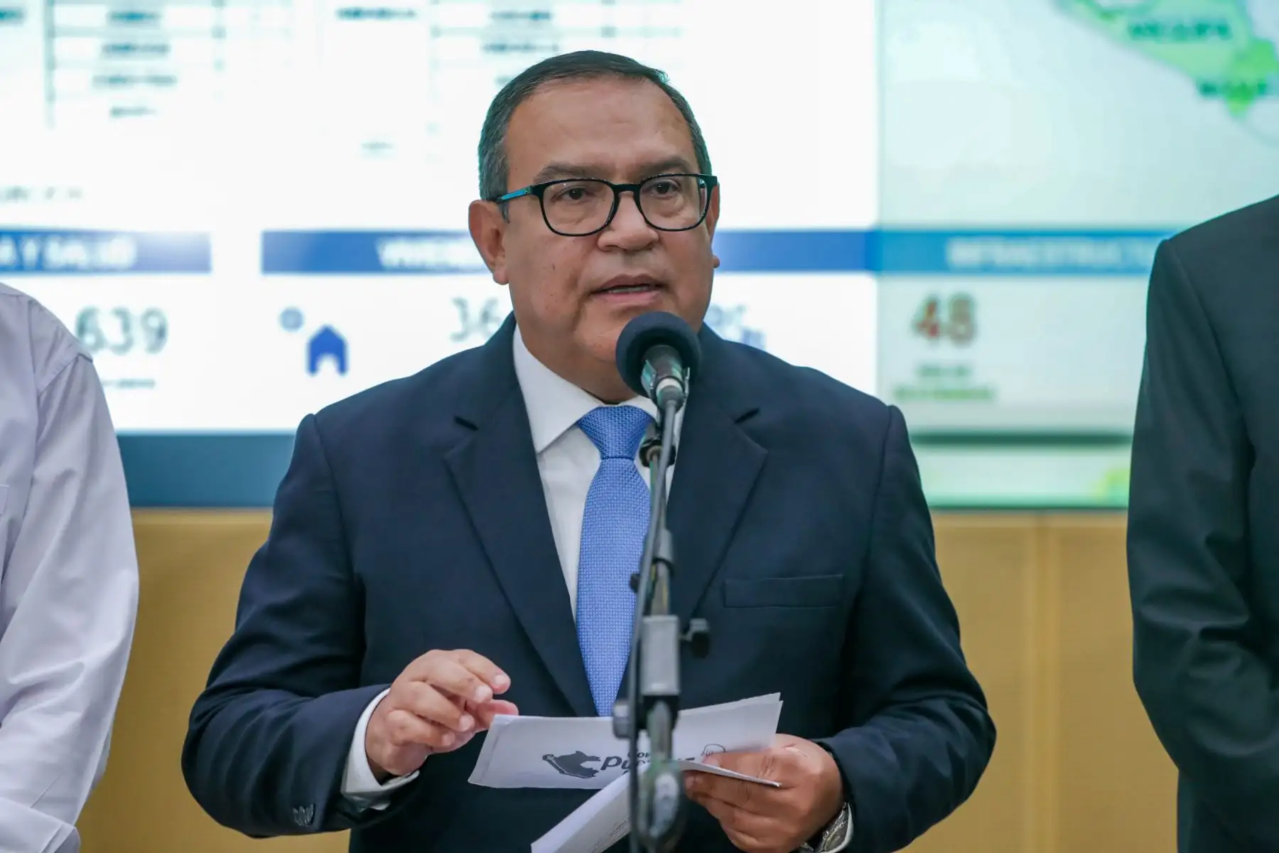 El premier Alberto Otárola, acompañado por los ministros de la carteras del Interior, Cultura, Interior, Defensa y Vivienda y Saneamiento, informó lo acordado y abordado en la sesión del Consejo de Ministros, que fue liderada por la presidenta Dina Boluarte en el COEN. En esta oportunidad se contó con la participación virtual de gobernadores regionales y alcaldes de provincias afectadas por lluvias.
Foto: ANDINA/PCM
