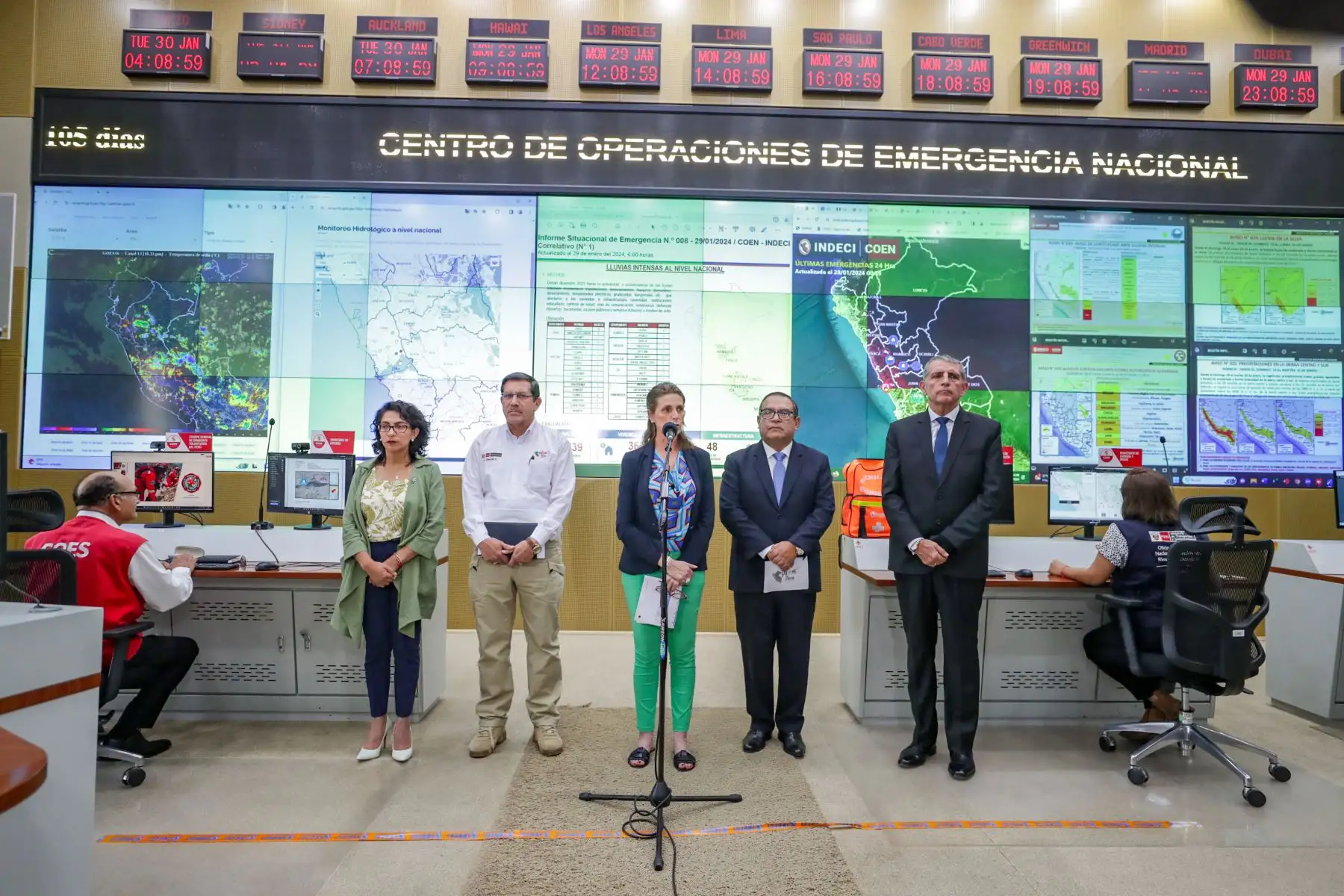 El premier Alberto Otárola, acompañado por los ministros de la carteras del Interior, Cultura, Interior, Defensa y Vivienda y Saneamiento, informó lo acordado y abordado en la sesión del Consejo de Ministros, que fue liderada por la presidenta Dina Boluarte en el COEN. En esta oportunidad se contó con la participación virtual de gobernadores regionales y alcaldes de provincias afectadas por lluvias.
Foto: ANDINA/PCM