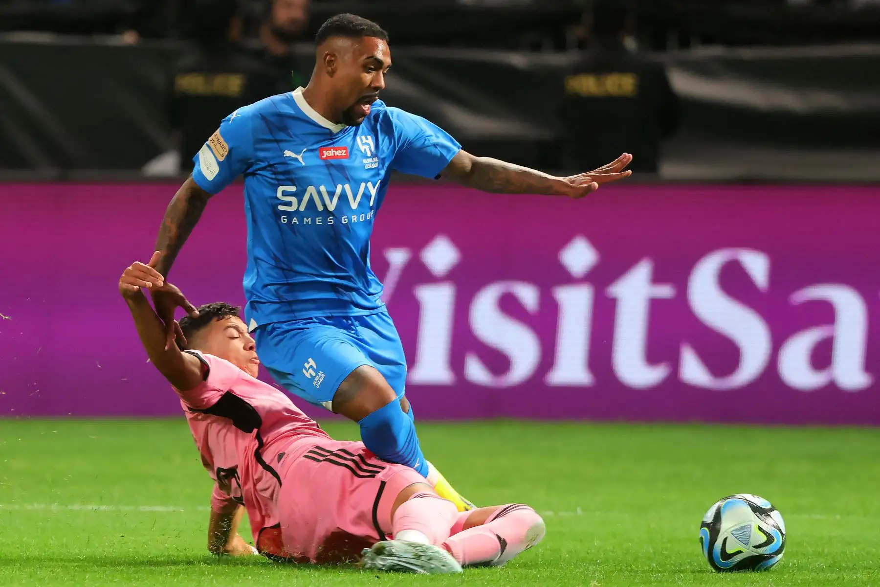 El delantero brasileño de Hilal #77 Malcom es abordado por el defensor argentino de Inter Miami #06 Tomás Avilés durante el partido amistoso de exhibición entre el al-Hilal SFC de Arabia Saudita y el Inter Miami CF de EE. UU. en el Kingdom Arena Stadium de Riad el 29 de enero de 2024.
Foto: AFP