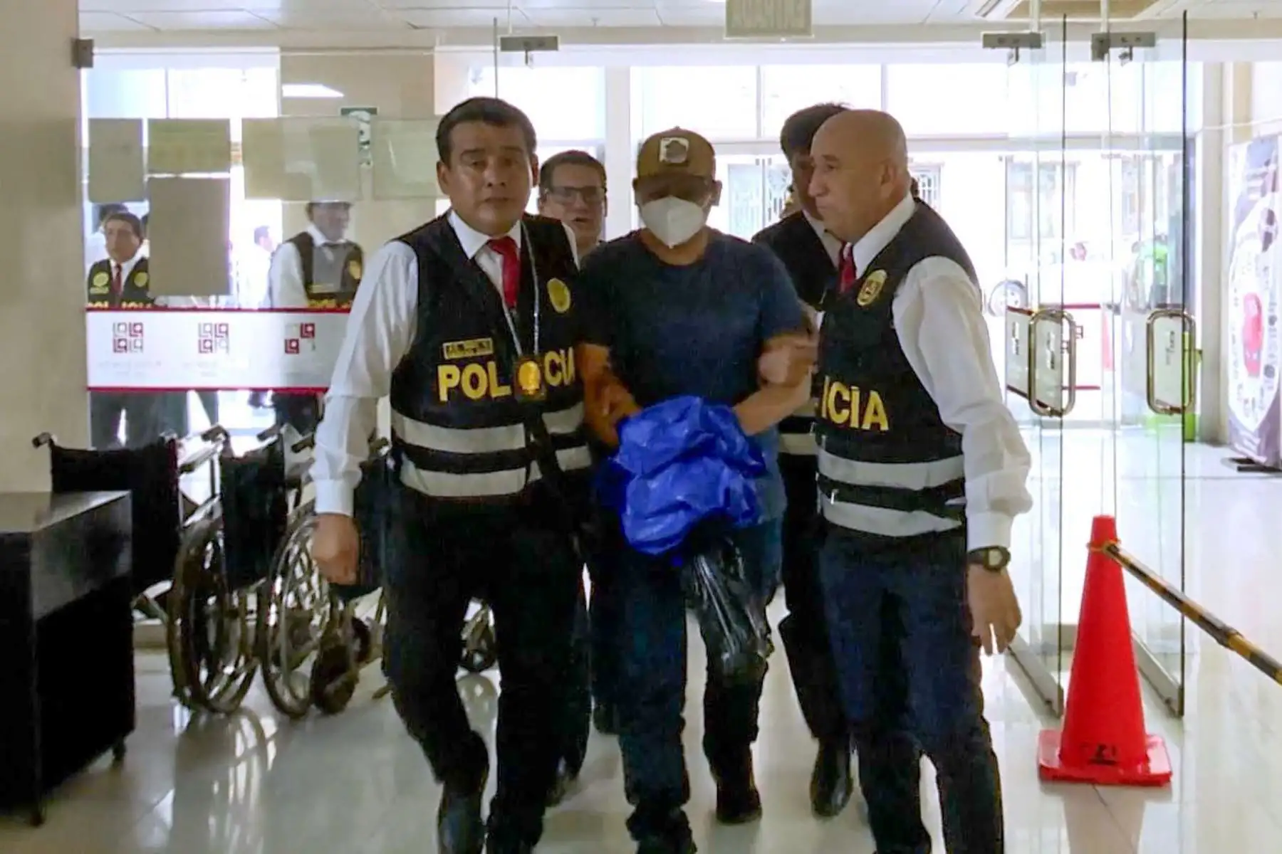 El Poder Judicial compartió fotos del ingreso de Fray Vásquez –sobrino del expresidente Pedro Castillo– a la sede Zavala, donde se presentará a la audiencia de control de identidad, a cargo del juez Manuel Chuyo.
Foto: ANDINA/Poder Judicial