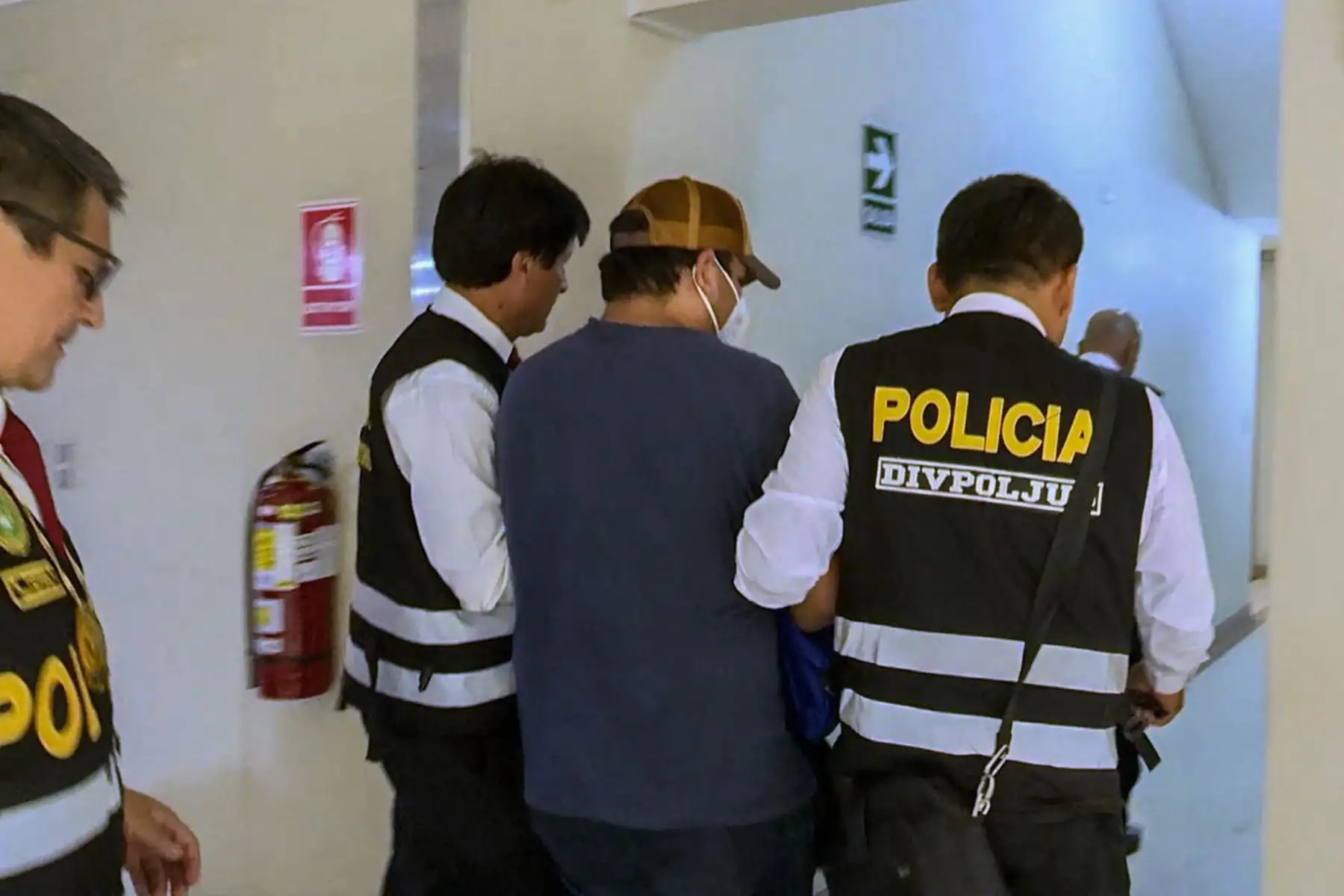 El Poder Judicial compartió fotos del ingreso de Fray Vásquez –sobrino del expresidente Pedro Castillo– a la sede Zavala, donde se presentará a la audiencia de control de identidad, a cargo del juez Manuel Chuyo.
Foto: ANDINA/Poder Judicial