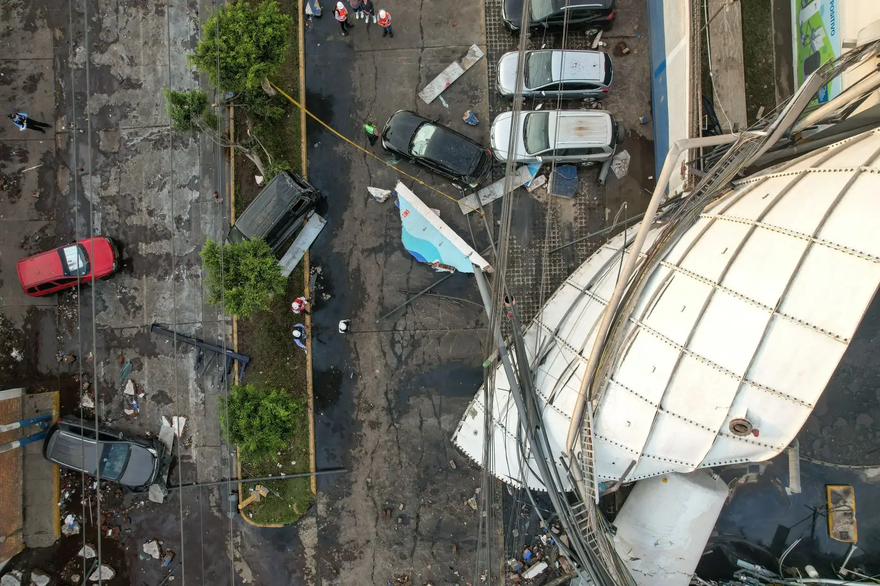Dos heridos dejó la fuerte explosión de un reservorio en una fábrica de bebidas gaseosas ubicada en el distrito de Santa Anita, reportaron los Bomberos. De acuerdo a imágenes transmitidas por las cámaras de video vigilancia, esta explosión, reportada a las 14.25 horas en esta fábrica ubicada en la cuadra 4 de la avenida Francisco Bolognesi, dejó destrozos a causa de los bloques de cemento que salieron disparados. Al menos 15 vehículos sufieron daños.
Foto: ANDINA/Ricardo Cuba