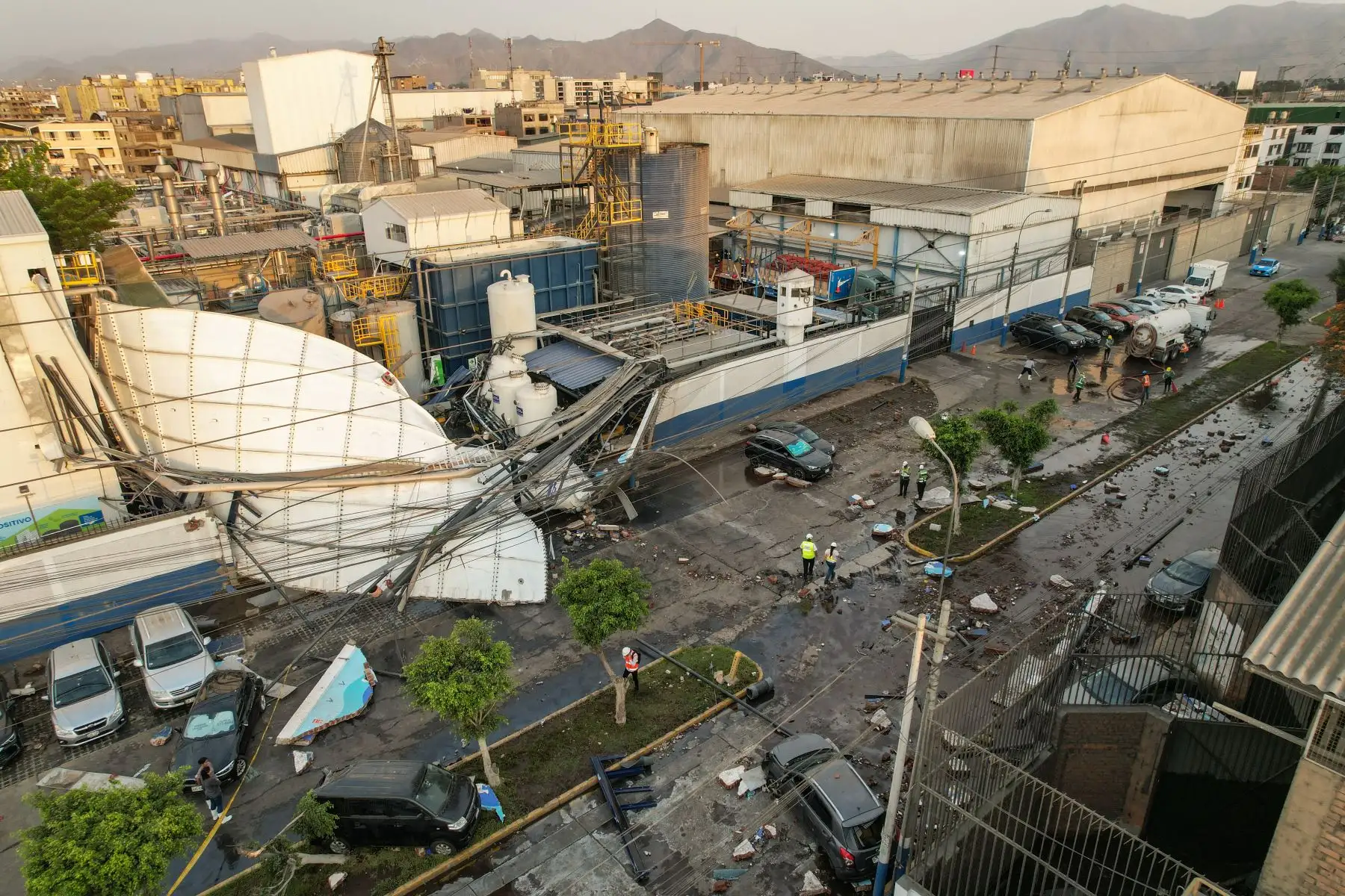 Dos heridos dejó la fuerte explosión de un reservorio en una fábrica de bebidas gaseosas ubicada en el distrito de Santa Anita, reportaron los Bomberos. De acuerdo a imágenes transmitidas por las cámaras de video vigilancia, esta explosión, reportada a las 14.25 horas en esta fábrica ubicada en la cuadra 4 de la avenida Francisco Bolognesi, dejó destrozos a causa de los bloques de cemento que salieron disparados. Al menos 15 vehículos sufieron daños.
Foto: ANDINA/Ricardo Cuba