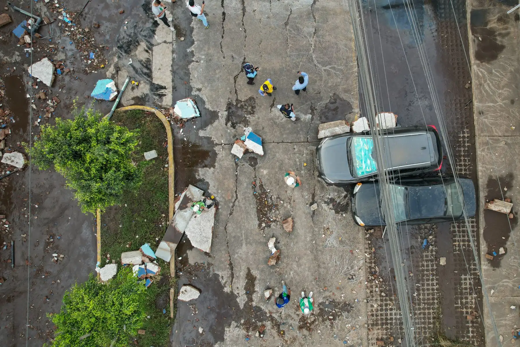 Dos heridos dejó la fuerte explosión de un reservorio en una fábrica de bebidas gaseosas ubicada en el distrito de Santa Anita, reportaron los Bomberos. De acuerdo a imágenes transmitidas por las cámaras de video vigilancia, esta explosión, reportada a las 14.25 horas en esta fábrica ubicada en la cuadra 4 de la avenida Francisco Bolognesi, dejó destrozos a causa de los bloques de cemento que salieron disparados. Al menos 15 vehículos sufieron daños.
Foto: ANDINA/Ricardo Cuba