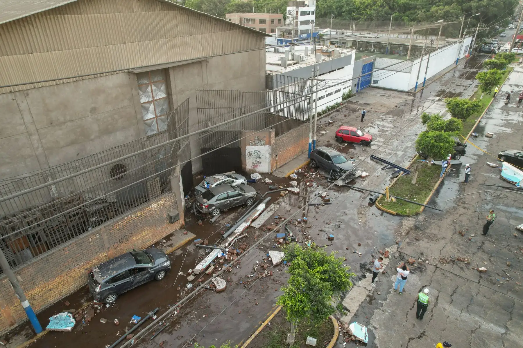Dos heridos dejó la fuerte explosión de un reservorio en una fábrica de bebidas gaseosas ubicada en el distrito de Santa Anita, reportaron los Bomberos. De acuerdo a imágenes transmitidas por las cámaras de video vigilancia, esta explosión, reportada a las 14.25 horas en esta fábrica ubicada en la cuadra 4 de la avenida Francisco Bolognesi, dejó destrozos a causa de los bloques de cemento que salieron disparados. Al menos 15 vehículos sufieron daños.
Foto: ANDINA/Ricardo Cuba