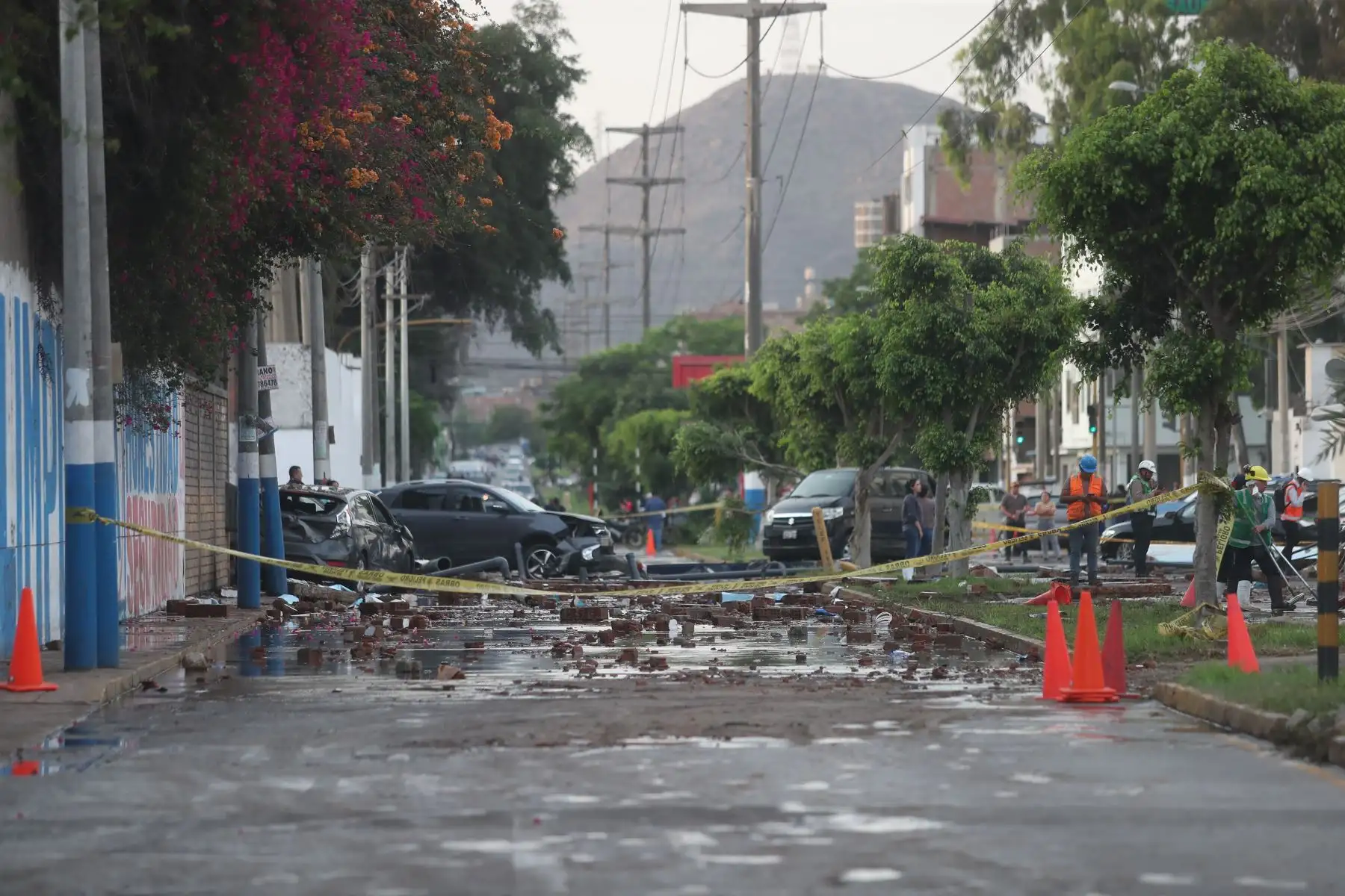 Dos heridos dejó la fuerte explosión de un reservorio en una fábrica de bebidas gaseosas ubicada en el distrito de Santa Anita, reportaron los Bomberos. De acuerdo a imágenes transmitidas por las cámaras de video vigilancia, esta explosión, reportada a las 14.25 horas en esta fábrica ubicada en la cuadra 4 de la avenida Francisco Bolognesi, dejó destrozos a causa de los bloques de cemento que salieron disparados. Al menos 15 vehículos sufieron daños.
Foto: ANDINA/Ricardo Cuba