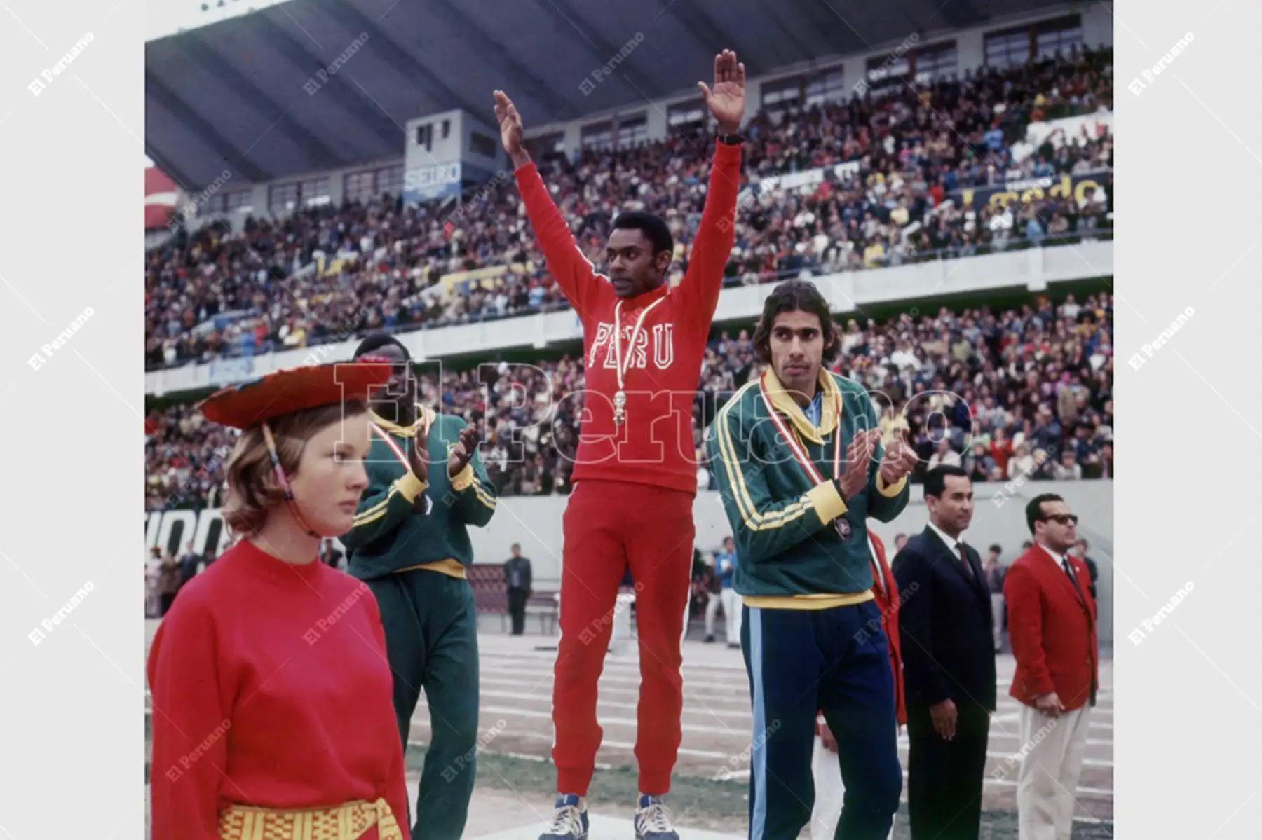 Lima -  Década 1970 /  El atleta Fernando Acevedo en lo más alto del podio como campeón sudamericano. Foto: Archivo Histórico de El Peruano