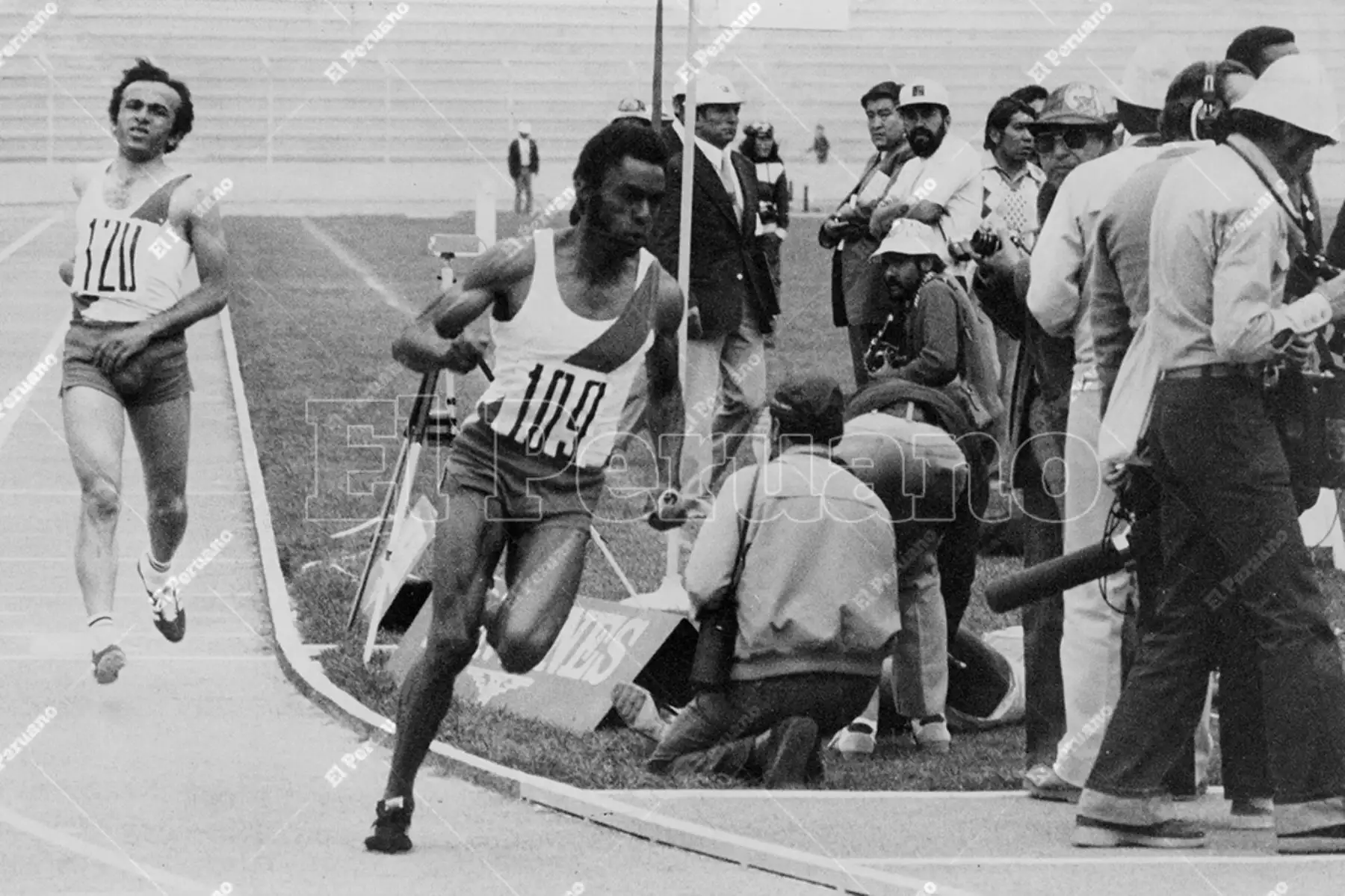 La Paz, Bolivia - 27 setiembre 1977 /  El velocista Fernando Acevedo  domina una prueba de atletismo en los Juegos Bolivarianos de La Paz. Foto: Archivo Histórico de El Peruano / Norman Córdova