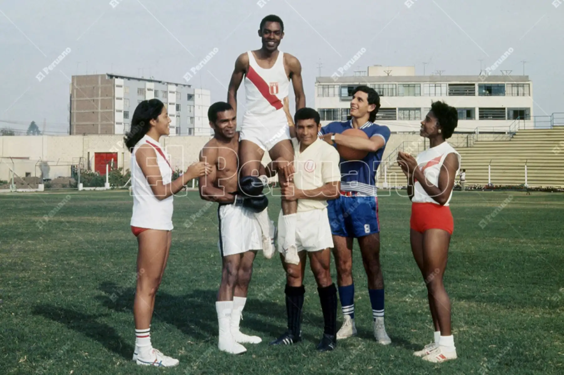 Lima - Década 1970 / Fernando Acevedo, campeón sudamericano de atletismo, levantado en hombros por Marcelo Quiñones y Héctor Chumpitaz. Foto: Archivo Histórico de El Peruano