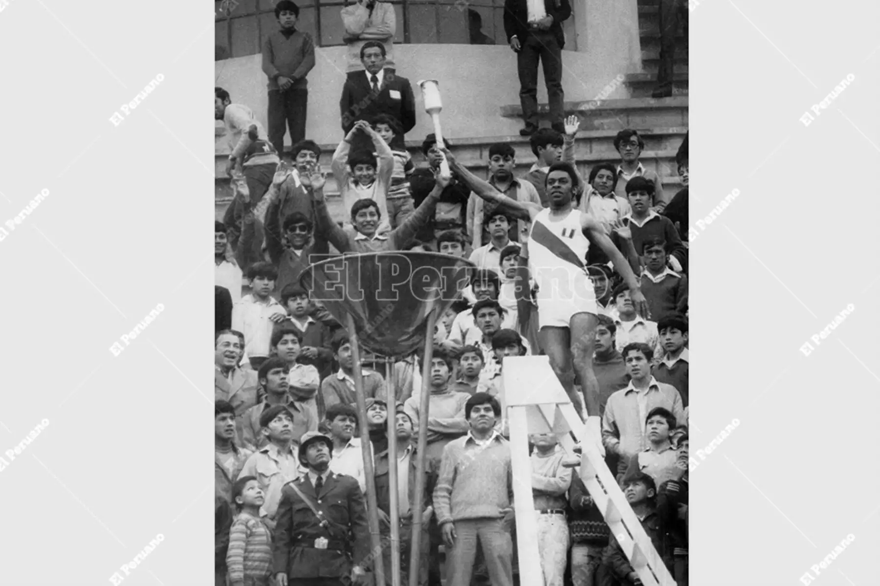 Lima - 9 octubre 1974 / Fernando Acevedo, campeón nacional de atletismo, enciende el pebetero del Campeonato Sudamericano Juvenil de Atletismo en el Estadio Nacional. Foto: Archivo Histórico de El Peruano