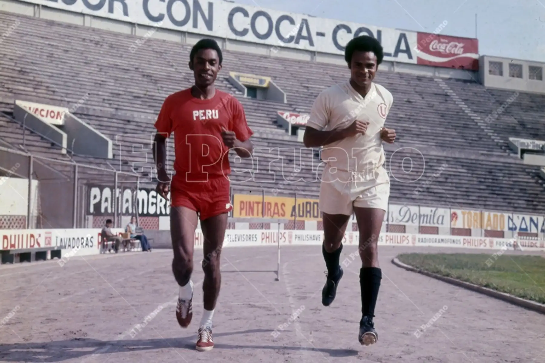 Lima - febrero 1973 / El atleta Fernando Acevedo junto al futbolista Juan José Muñante, delantero de Universitario de Deportes, en un particular duelo de velocidad. Foto: Archivo Histórico de El Peruano