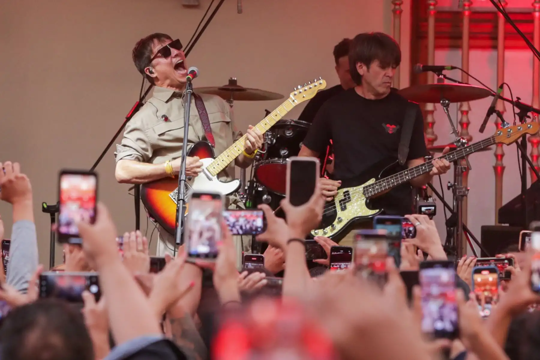 Esta tarde será una fecha memorable para la multitud que llegó hasta el Parque Kennedy de Miraflores para ser testigos del esperado reencuentro de la banda de rock nacional Libido después de casi 10 años de su ausencia de los escenarios.
Foto: Cortesía Juan Pablo Azabache