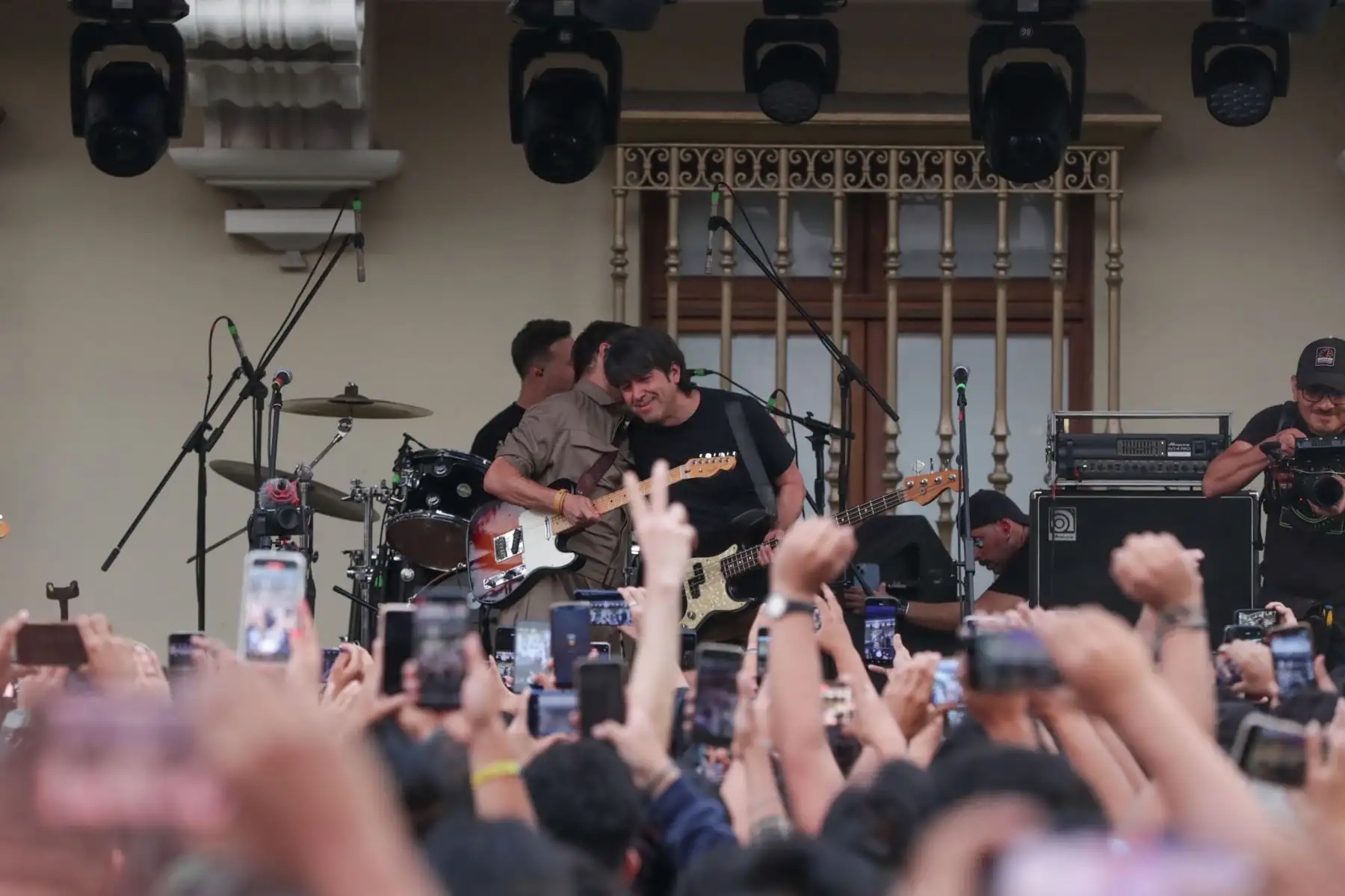 Esta tarde será una fecha memorable para la multitud que llegó hasta el Parque Kennedy de Miraflores para ser testigos del esperado reencuentro de la banda de rock nacional Libido después de casi 10 años de su ausencia de los escenarios.
Foto: Cortesía Juan Pablo Azabache