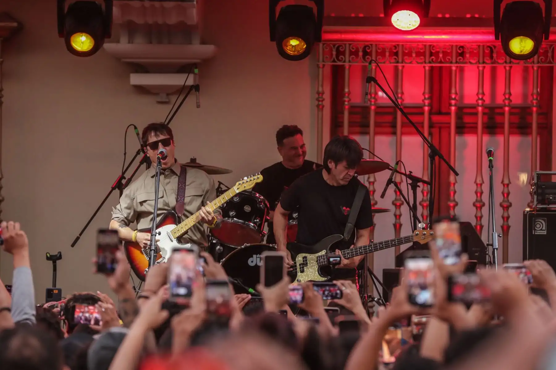 Esta tarde será una fecha memorable para la multitud que llegó hasta el Parque Kennedy de Miraflores para ser testigos del esperado reencuentro de la banda de rock nacional Libido después de casi 10 años de su ausencia de los escenarios.
Foto: Cortesía Juan Pablo Azabache