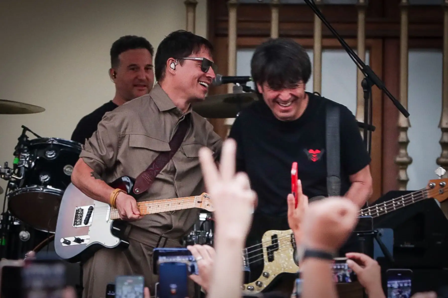 Esta tarde será una fecha memorable para la multitud que llegó hasta el Parque Kennedy de Miraflores para ser testigos del esperado reencuentro de la banda de rock nacional Libido después de casi 10 años de su ausencia de los escenarios.
Foto: Cortesía Juan Pablo Azabache