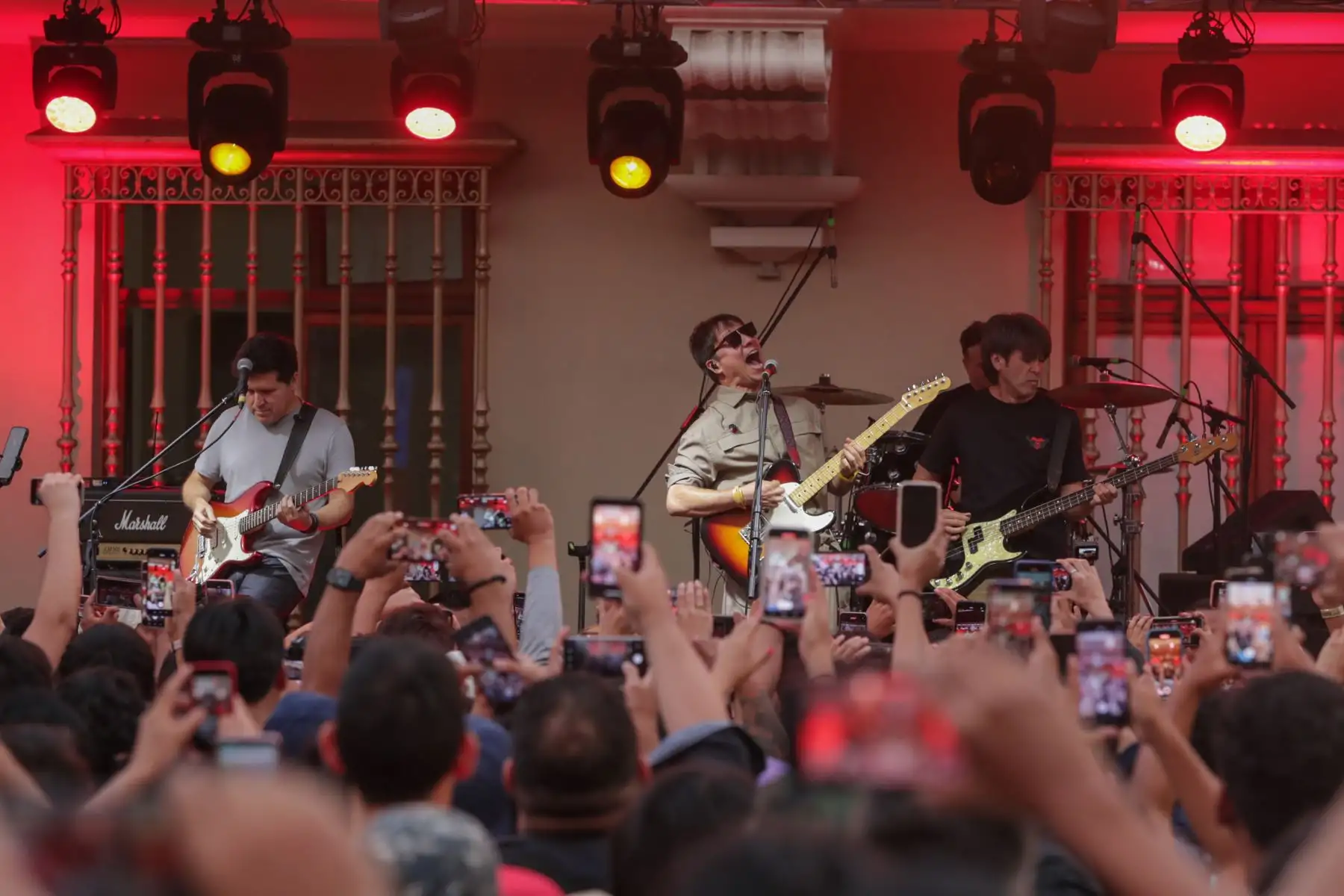 Esta tarde será una fecha memorable para la multitud que llegó hasta el Parque Kennedy de Miraflores para ser testigos del esperado reencuentro de la banda de rock nacional Libido después de casi 10 años de su ausencia de los escenarios.
Foto: Cortesía Juan Pablo Azabache