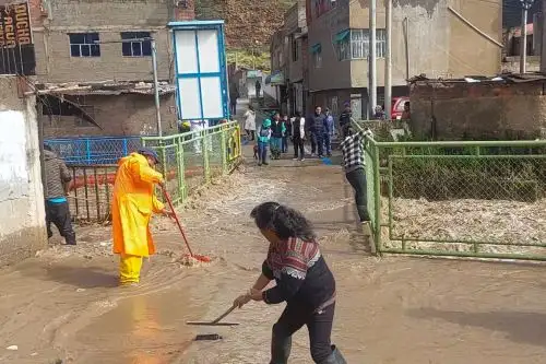 Los vecinos de La Oroya con baldes, escobas y sacos de arena trataron de controlar las inundaciones. Foto: ANDINA/Difusión