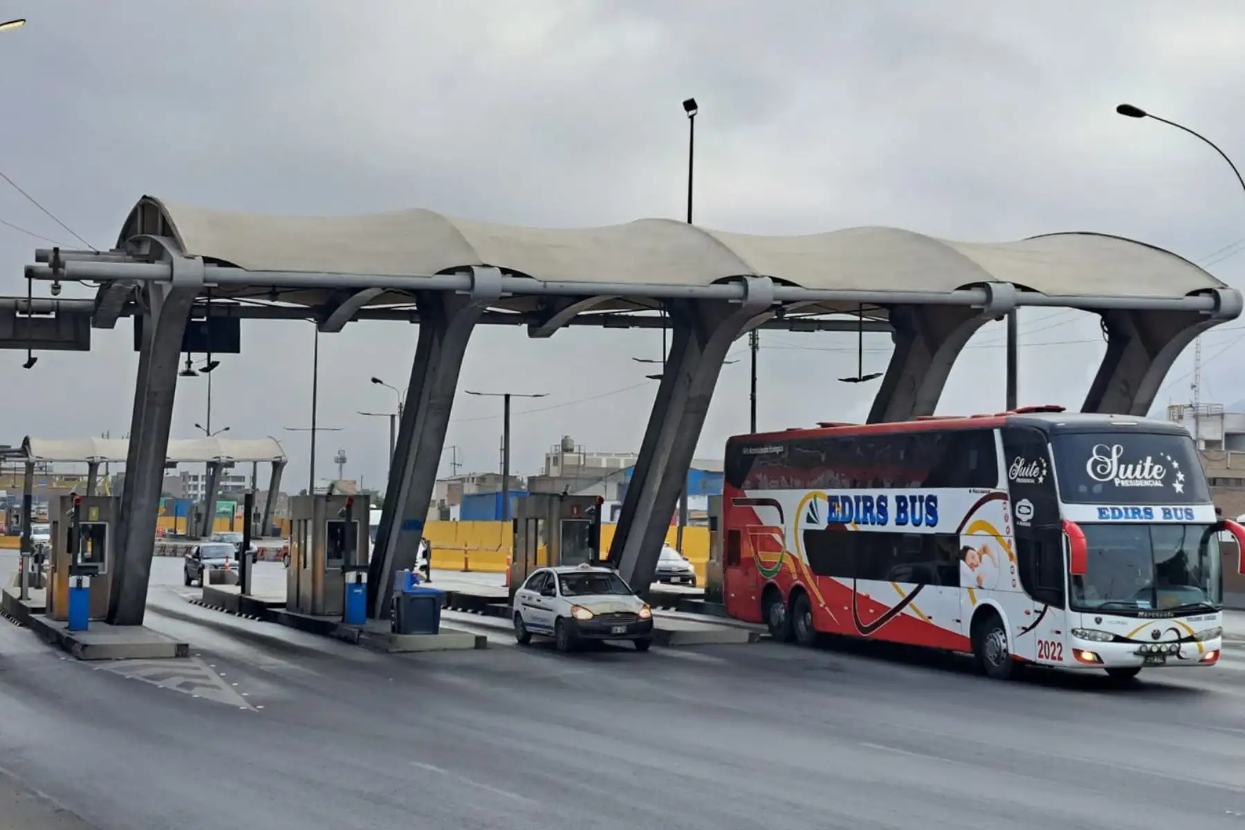 Tras la liberación de carriles, decenas de vehículos particulares, buses de transporte interprovincial, pequeños camiones y otros, ingresaron a todos los carriles de la Panamericana Norte en dirección al centro de Lima ANDINA/Eddy Ramos