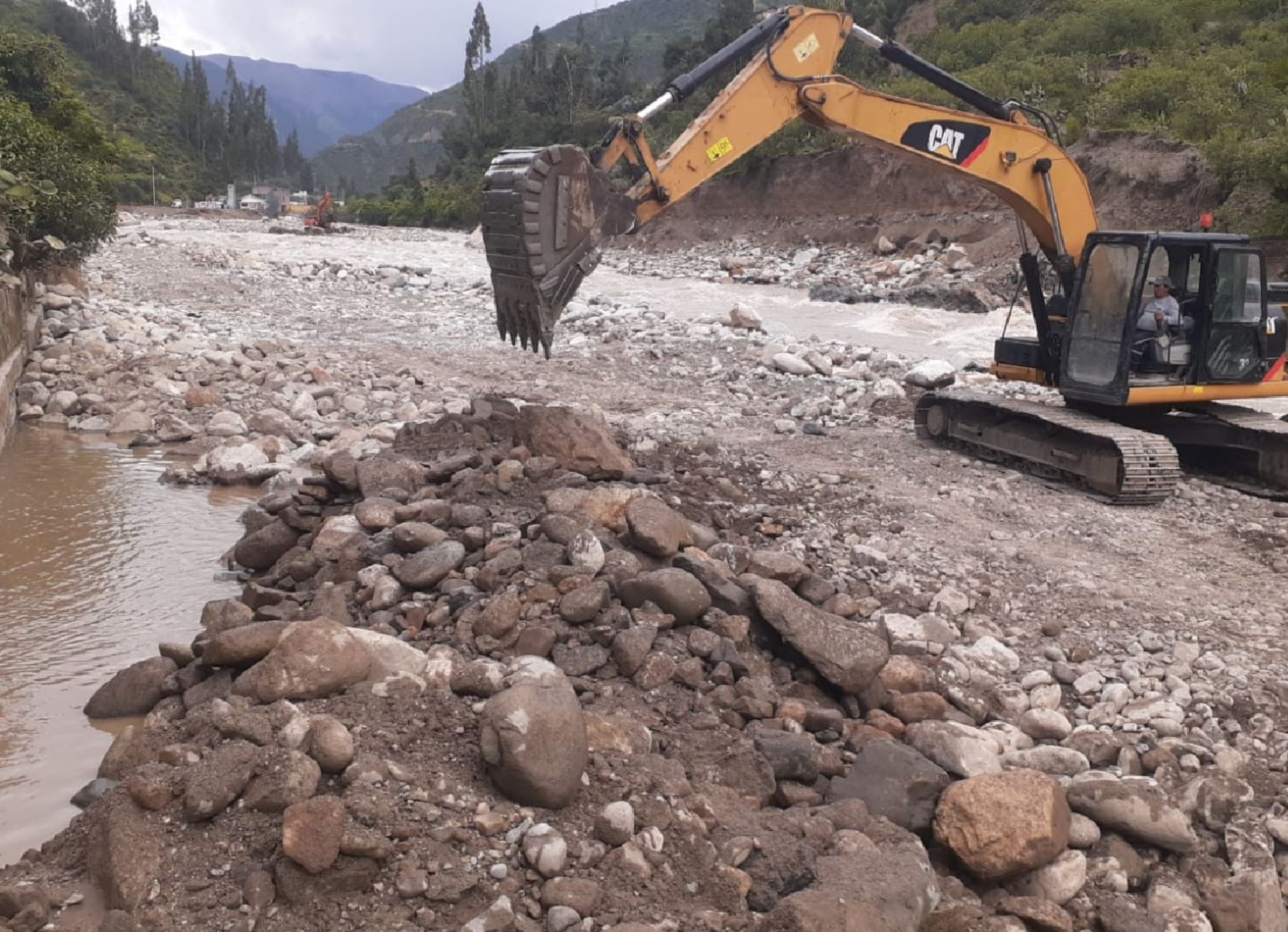 Midagri envió maquinaria pesada a Chalhuanca, en Apurímac, para reforzar la atención de la emergencia causada por las lluvias intensas y el desborde del río Chalhuanca. Foto: ANDINA/difusión.