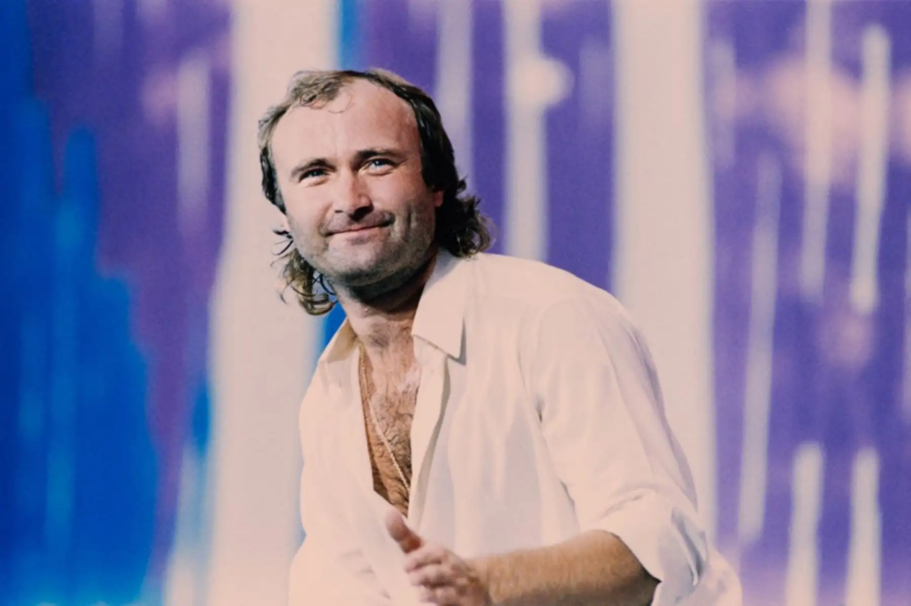 El cantante británico Phil Collins en el escenario durante el primer concierto de Live Aid en el estadio JFK de Filadelfia el 13 de julio de 1985. Foto: AFP
