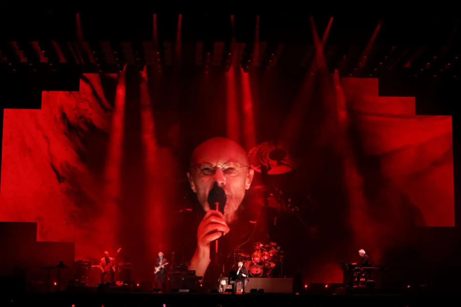 El cantante británico Phil Collins actúa en el escenario durante la gira "The Last Domino" de la banda de rock británica Genesis con los músicos y socios ingleses Tony Banks y Mike Rutherford, en el Paris La Defense Arena, en Nanterre, Francia, el 16 de marzo de 2022. Foto: AFP